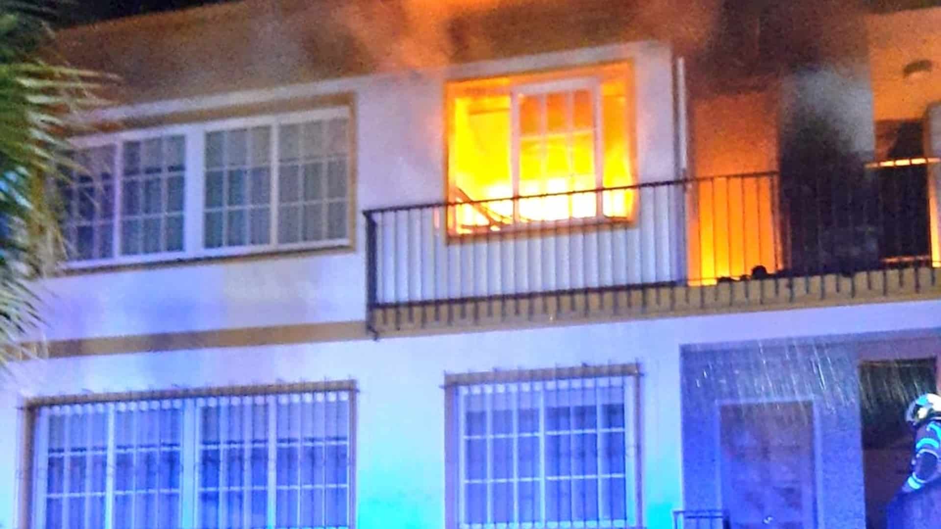 El incendio en la calle Camiño da Regueira | BOMBEIROS DA CORUÑA