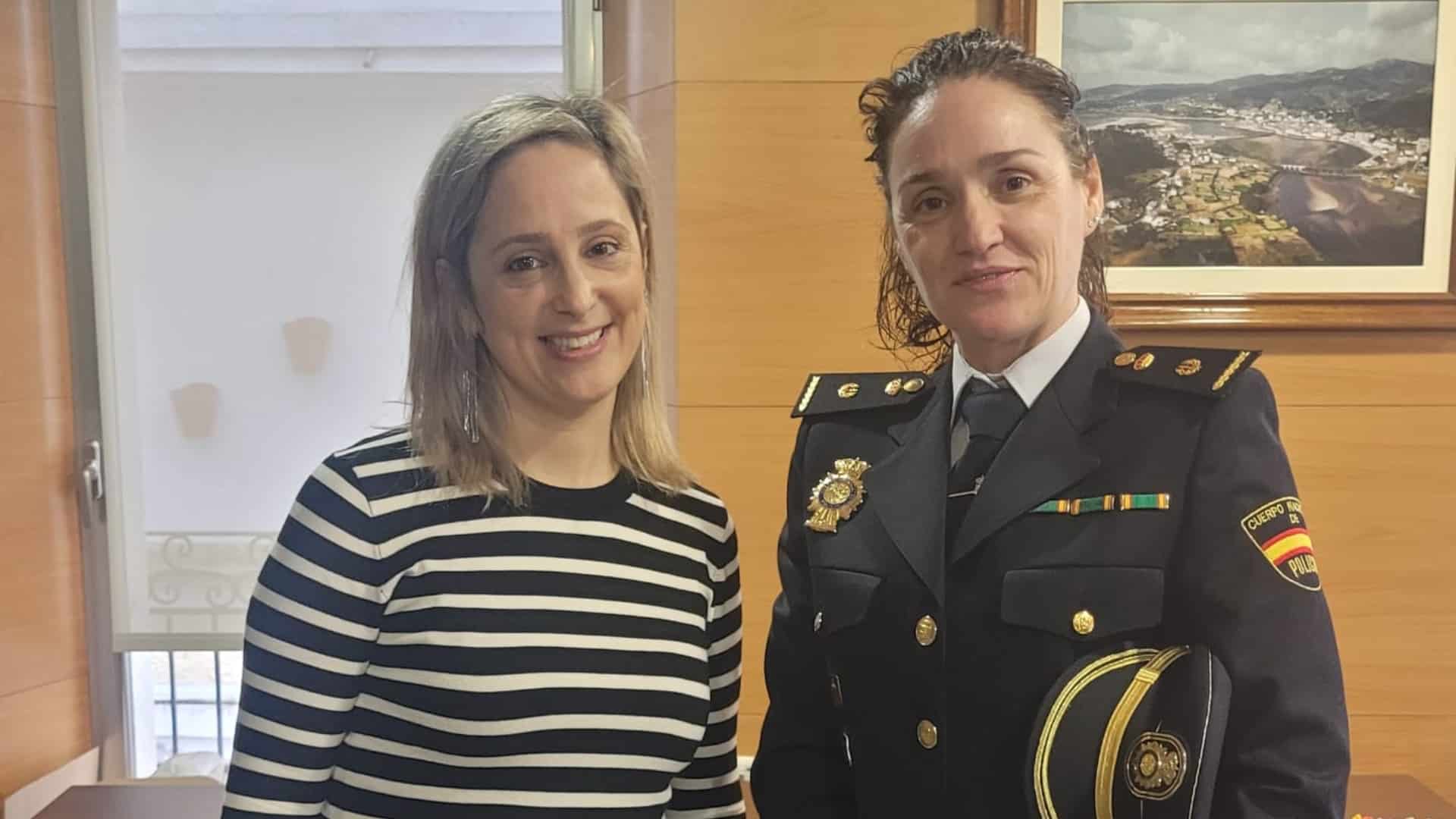 La alcaldesa de Viveiro, María Loureiro, y la inspectora jefe de la Policía Nacional en Viveiro, María Begoña Caínzos | CONCELLO DE VIVEIRO