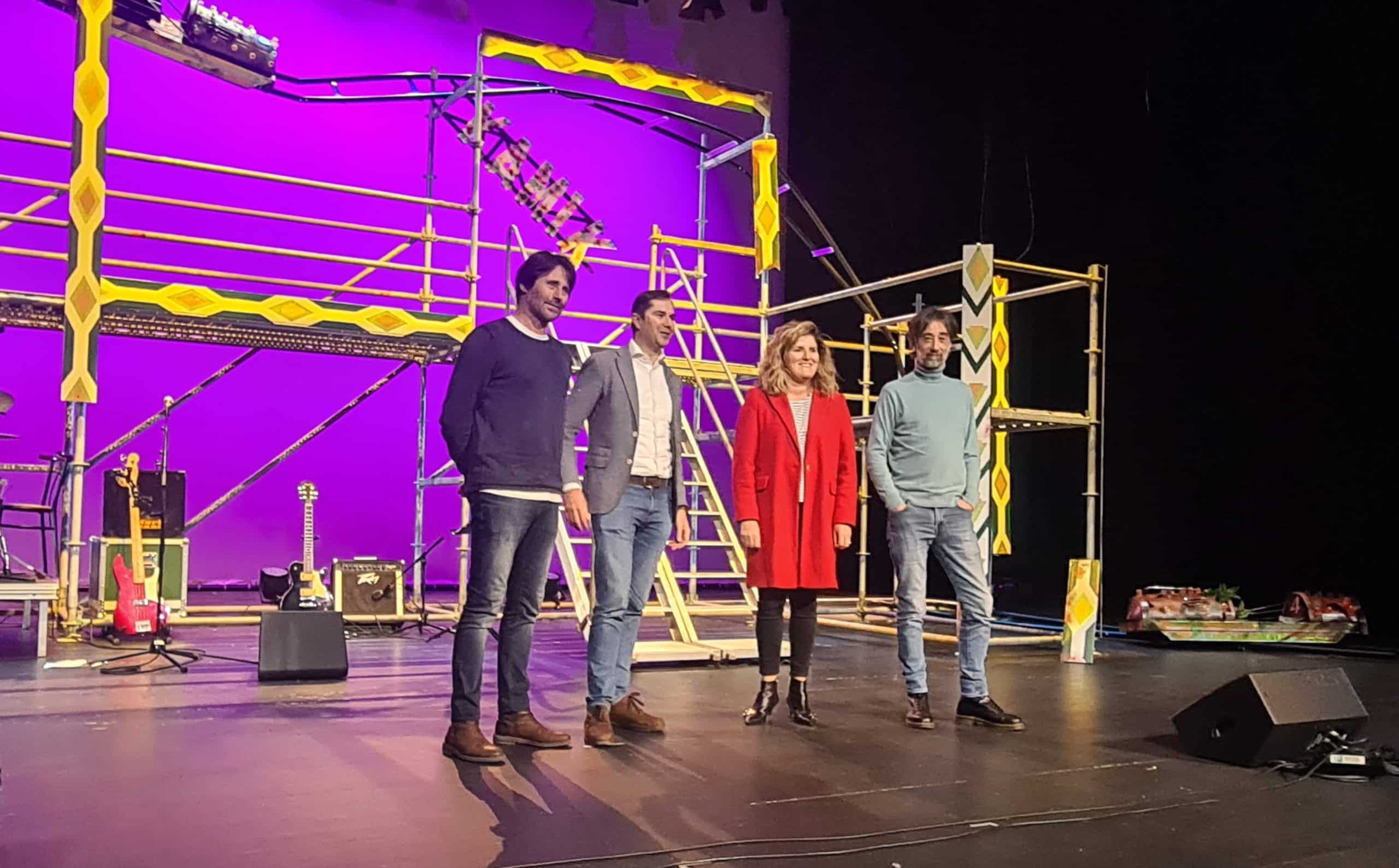 La alcaldesa, Marián Ferreiro, presentó la obra acompañada por el director del Agadic, Jacobo Sutil, el responsable de la compañía Malasombra Producións, Xoque Carbajal, y el actor y director naronés José Prieto