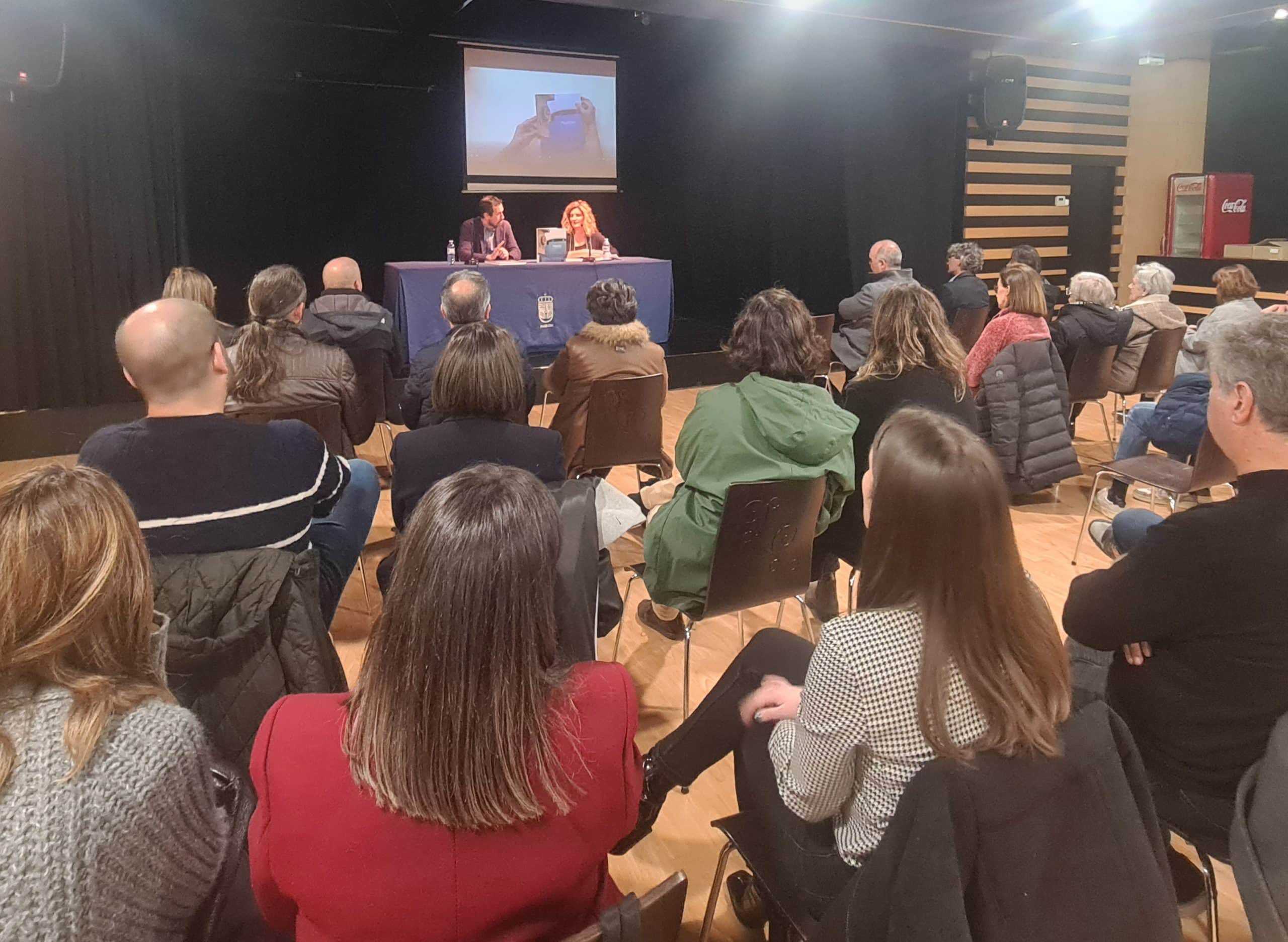 Marián Ferreiro presidió el acto acompañada por el fotoperiodista que realizó las imágenes de la publicación, Jose Pardo
