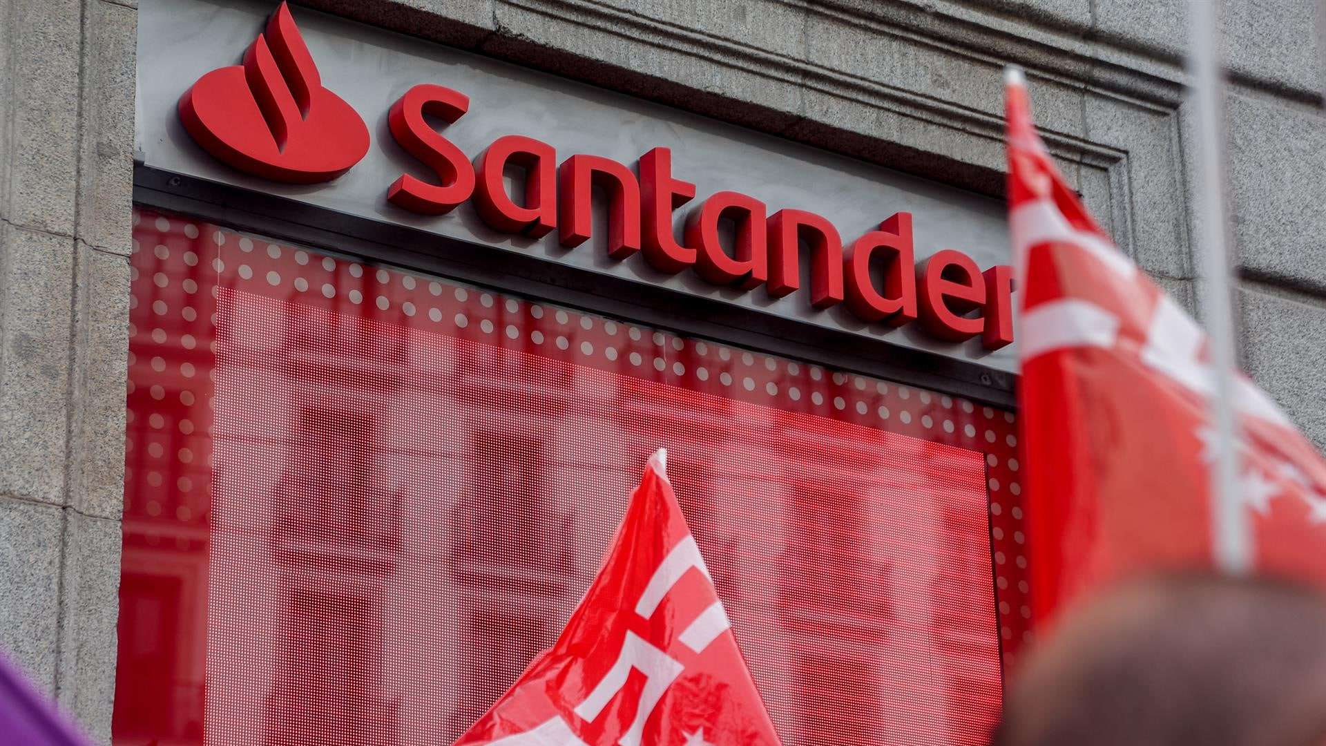 Una concentración de CCOO frente a una oficina del Banco Santander | CCOO