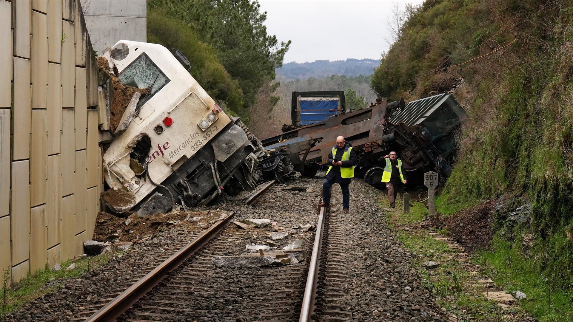 Los trabajos para retirar el tren de mercancías descarrilado en Lalín | EUROPA PRESS