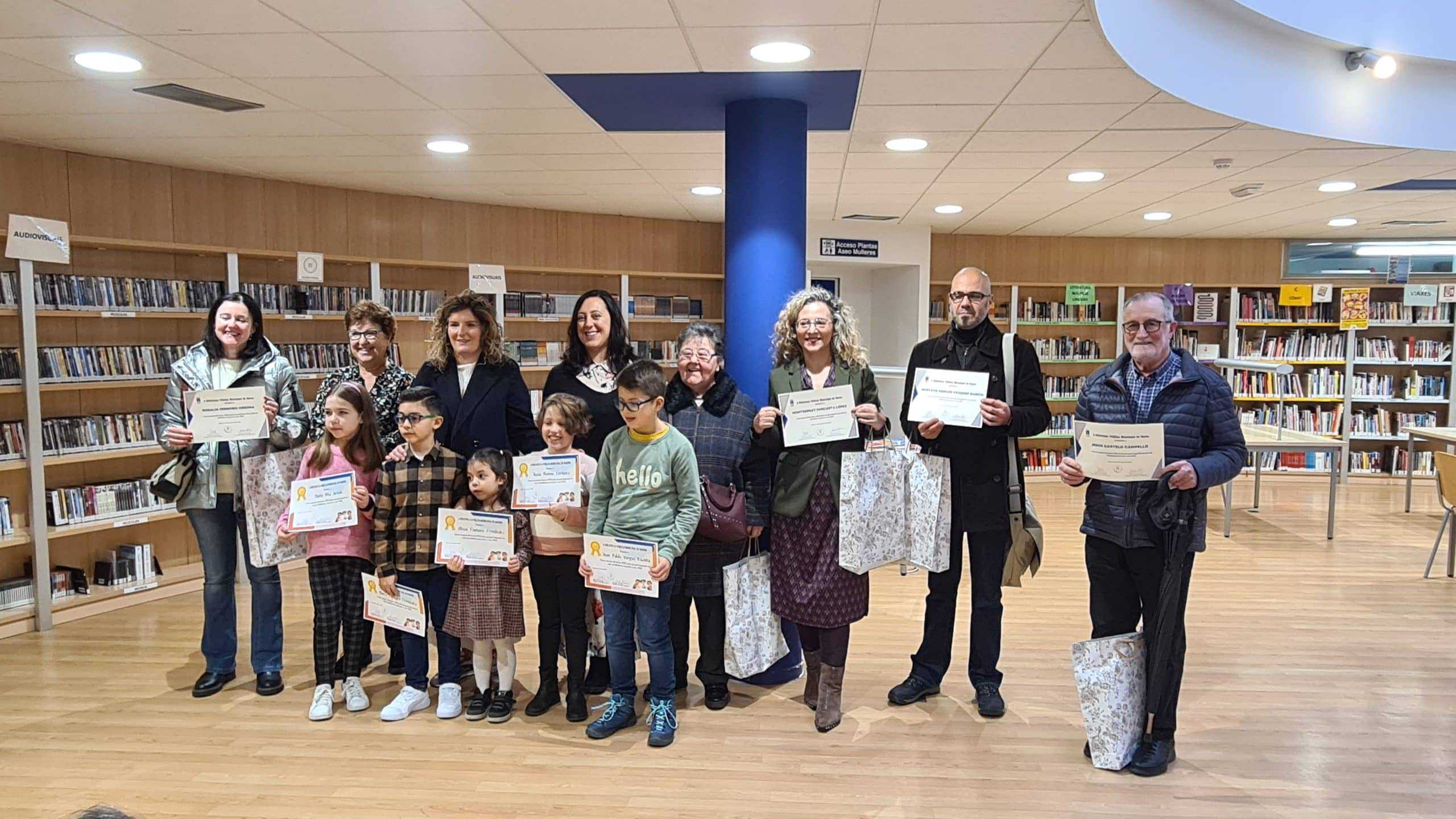La alcaldesa, Marián Ferreiro, entregó las distinciones acompañada por la edil de Bibliotecas, Mercedes Taibo