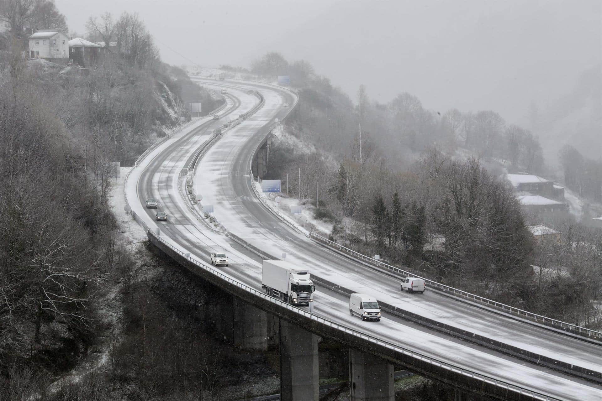 Varios coches circulan por carreteras nevadas, a 17 de enero de 2023 | EP