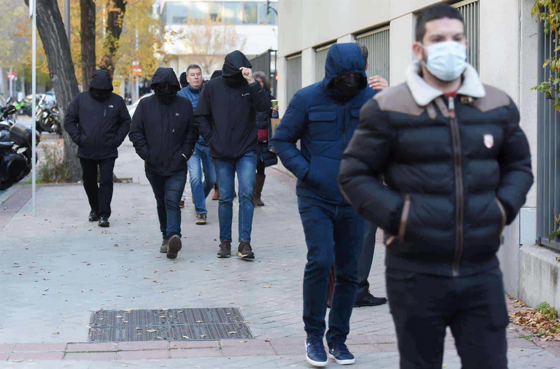 Varios de los acusados a su llegada al juicio por la reyerta que acabó con la muerte el 30 de noviembre de 2014 de Francisco Javier Romero, conocido como 'Jimmy', en el Juzgado de lo Penal 23 de Madrid, a 1 de diciembre de 2022, en Madrid (España). En e - Gustavo Valiente - Europa Press