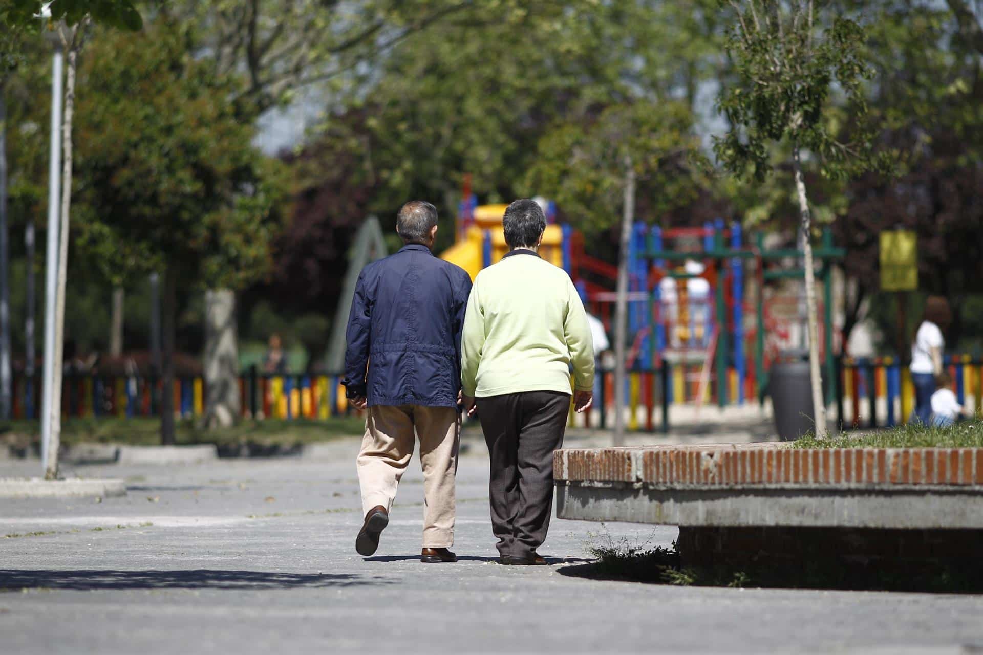 Dos personas jubiladas pasean. - EUROPA PRESS