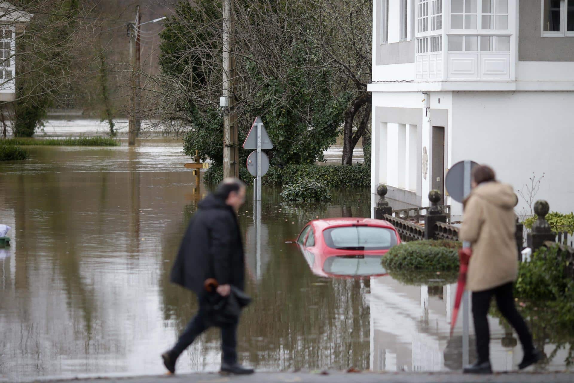 Vista de un coche inundado, a 17 de enero de 2023 | EP