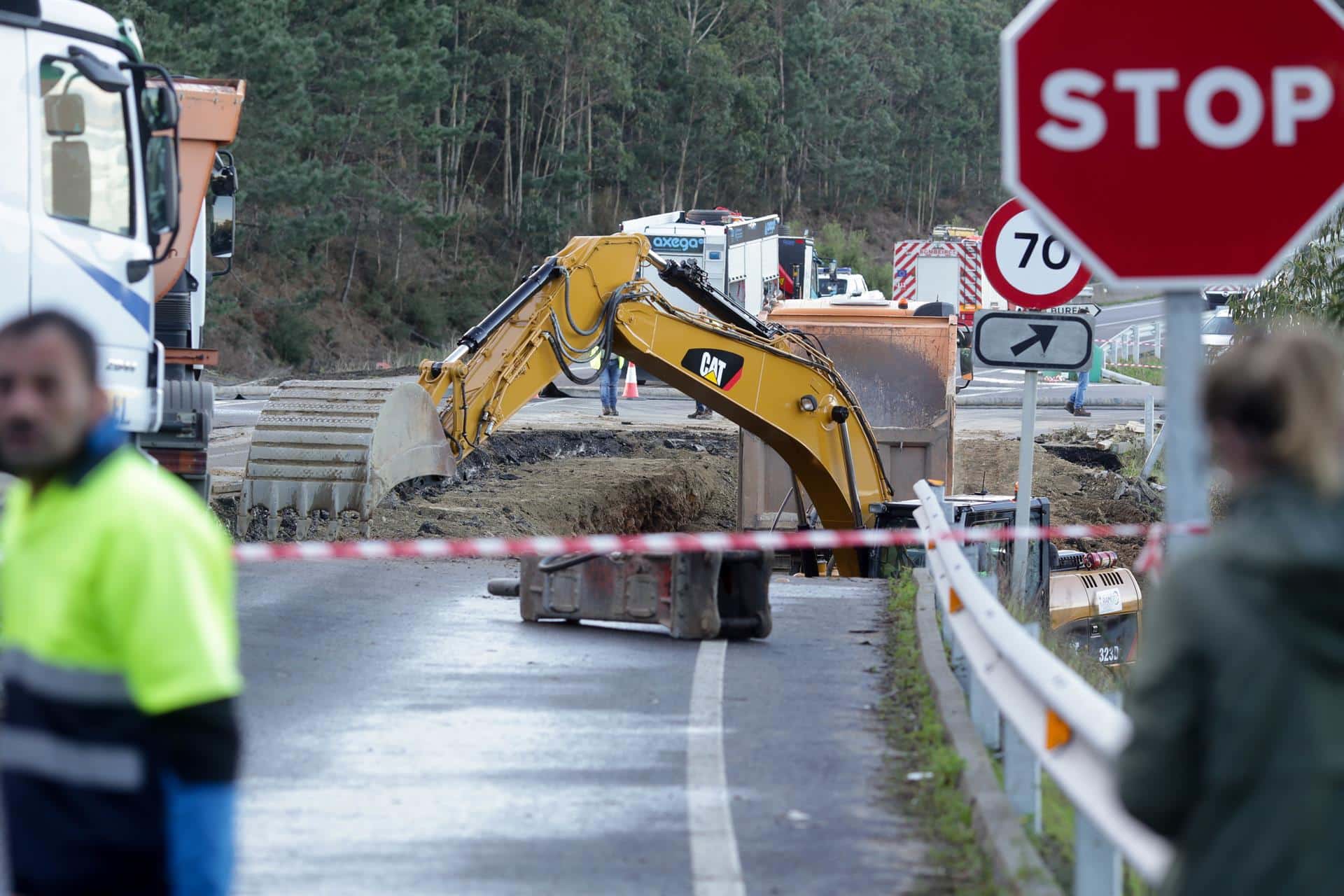 Imagen de archivo de la carretera N-642, que une los municipios de A Mariña lucense, que permanecía cortada al tráfico el pasado enero a la altura del acceso a Burela desde Foz debido a un socavón producido por las fuertes lluvias  | EP
