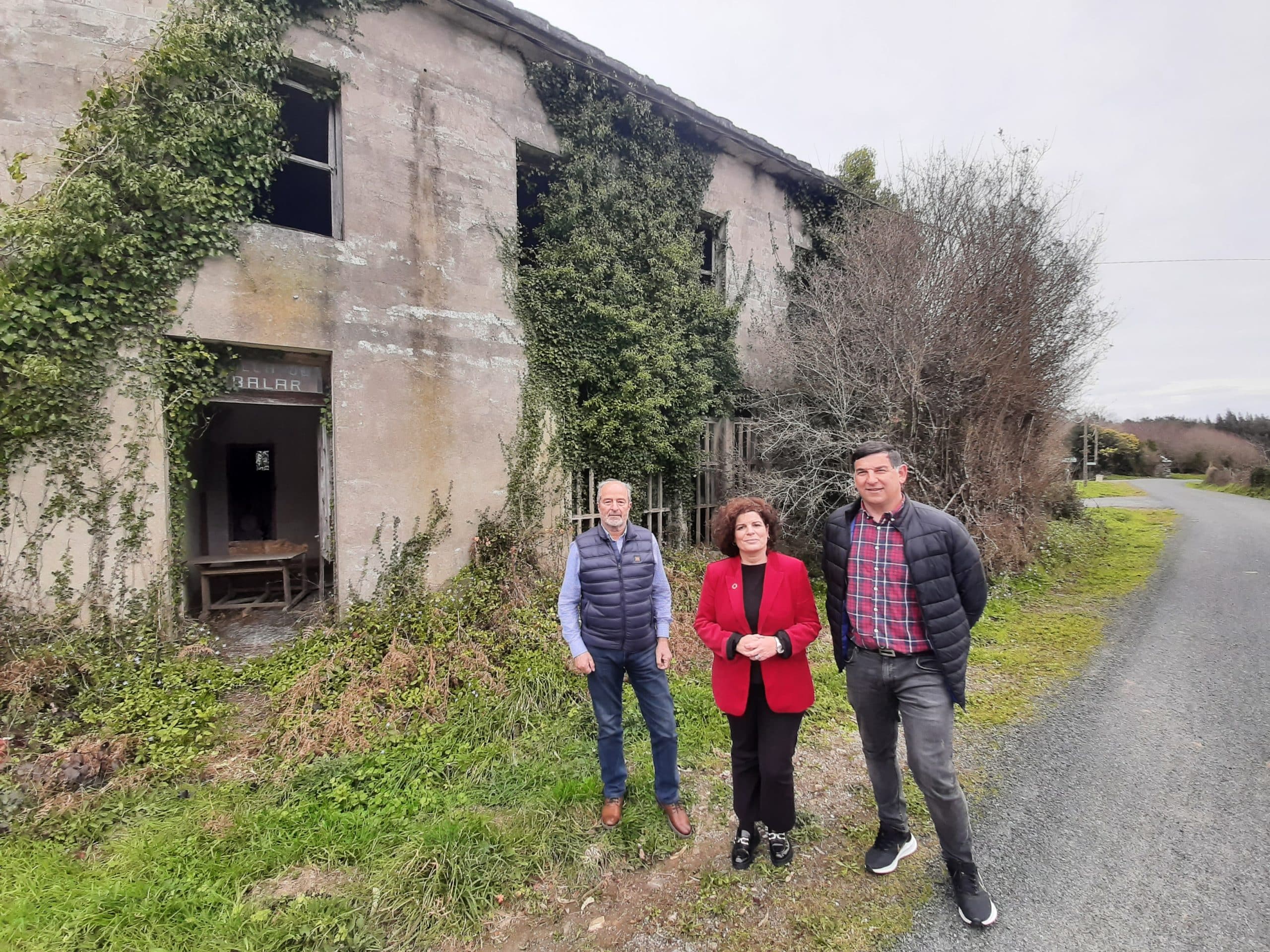 La subdelegada del Gobierno en A Coruña, María Rivas, ha visitado las antiguas escuelas municipales de As Somozas que gracias a los fondos del convenio de  Transición Justa