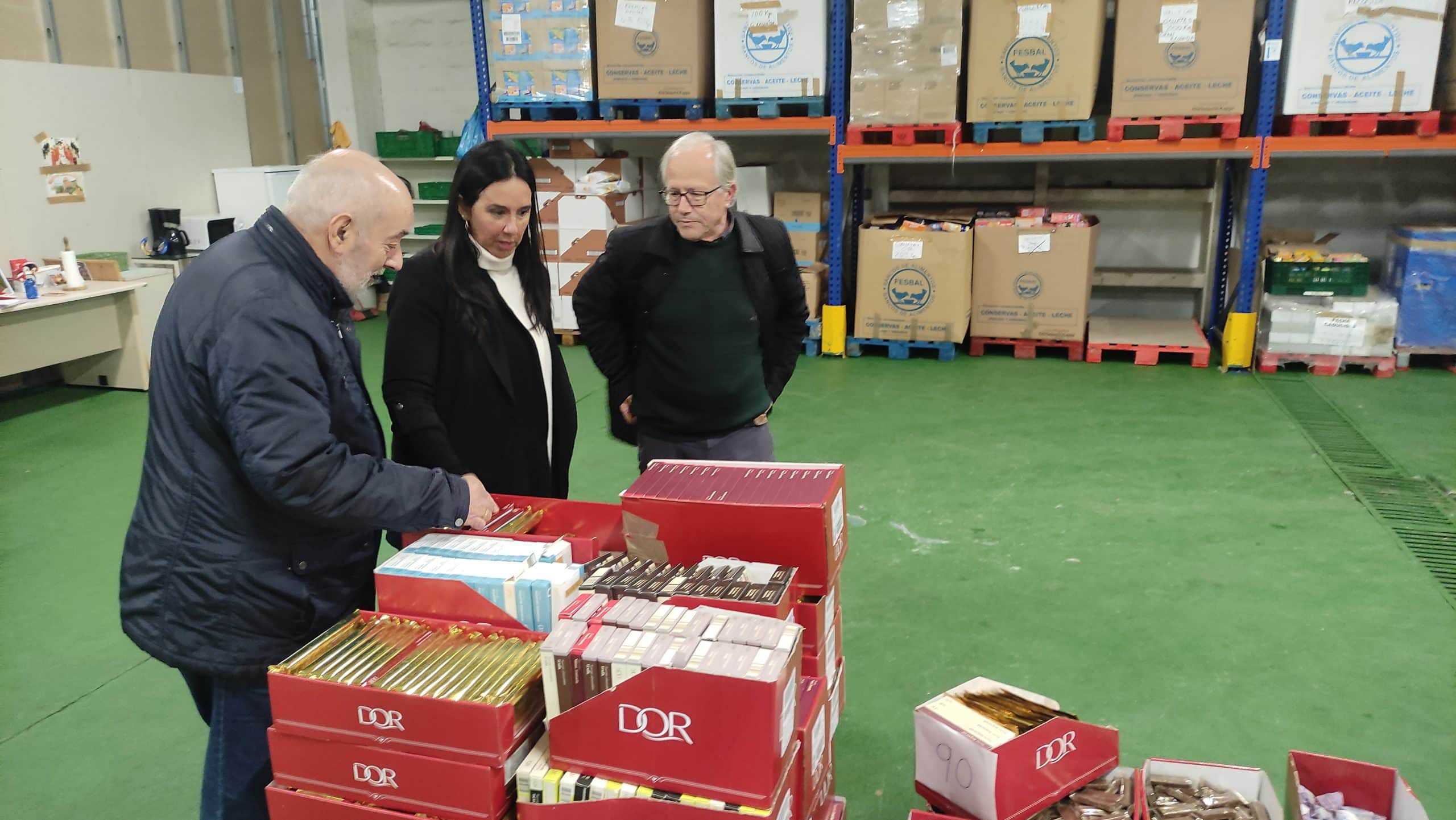 La edil Eva Martínez, durante la visita al banco de alimentos