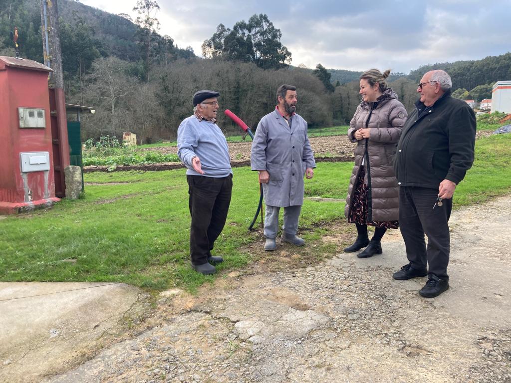 La edil de Obras y Servicios, Ana Lamas, visitó las viviendas que han recibido la nueva conexión de agua corriente
