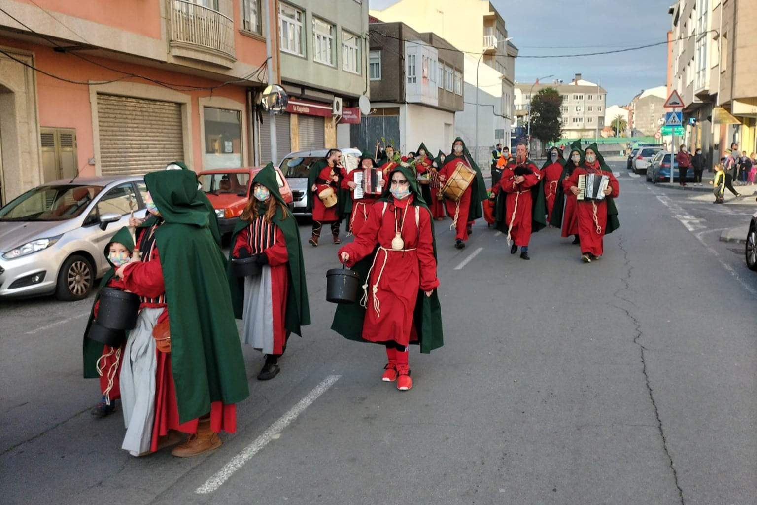 Archivo - Desfile de comparsas en Narón