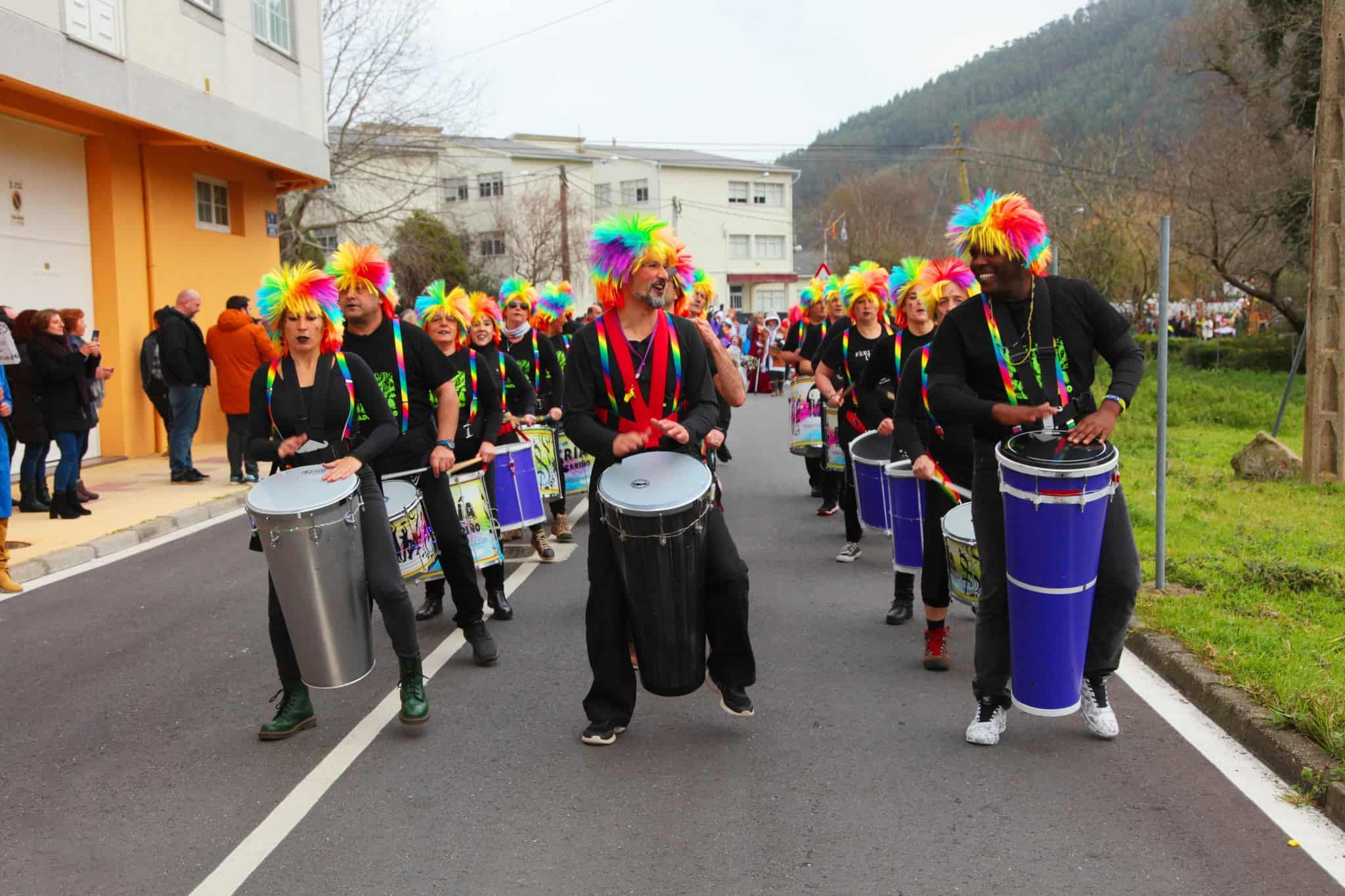 Archivo - Desfile de comparsas en Cariño