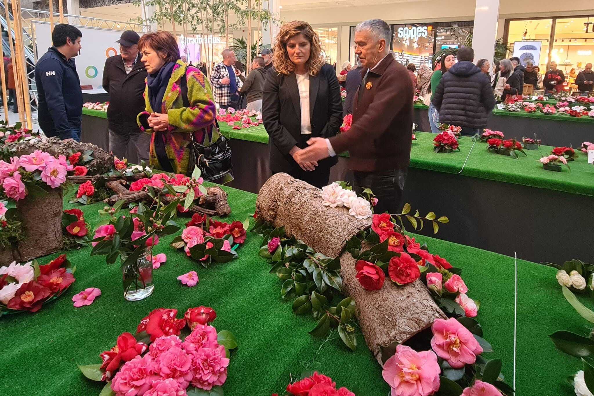 La alcaldesa, Marián Ferreiro, y el edil de Promoción Económica, David Pita, participaron en la entrega de premois junto con Edmundo Novoa, presidente de la Asociación Gallega de la Camelia, y otros representantes de la entidad