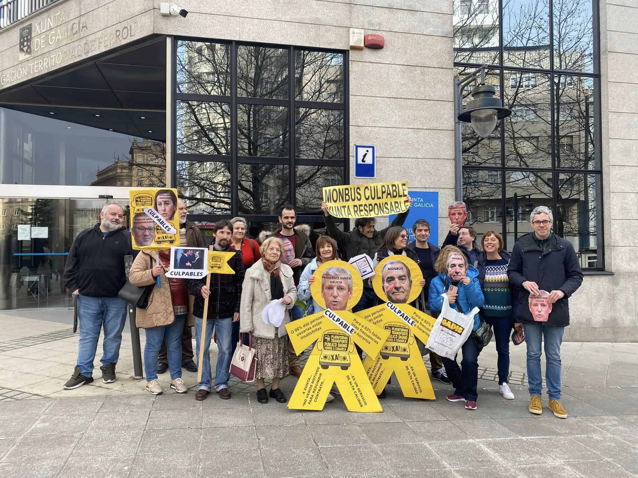 Integrantes de la plataforma durante la concentración de esta mañana