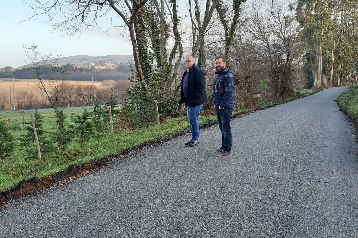 Archivo - Alberto González visita unas obras de aglomerado en Valdoviño