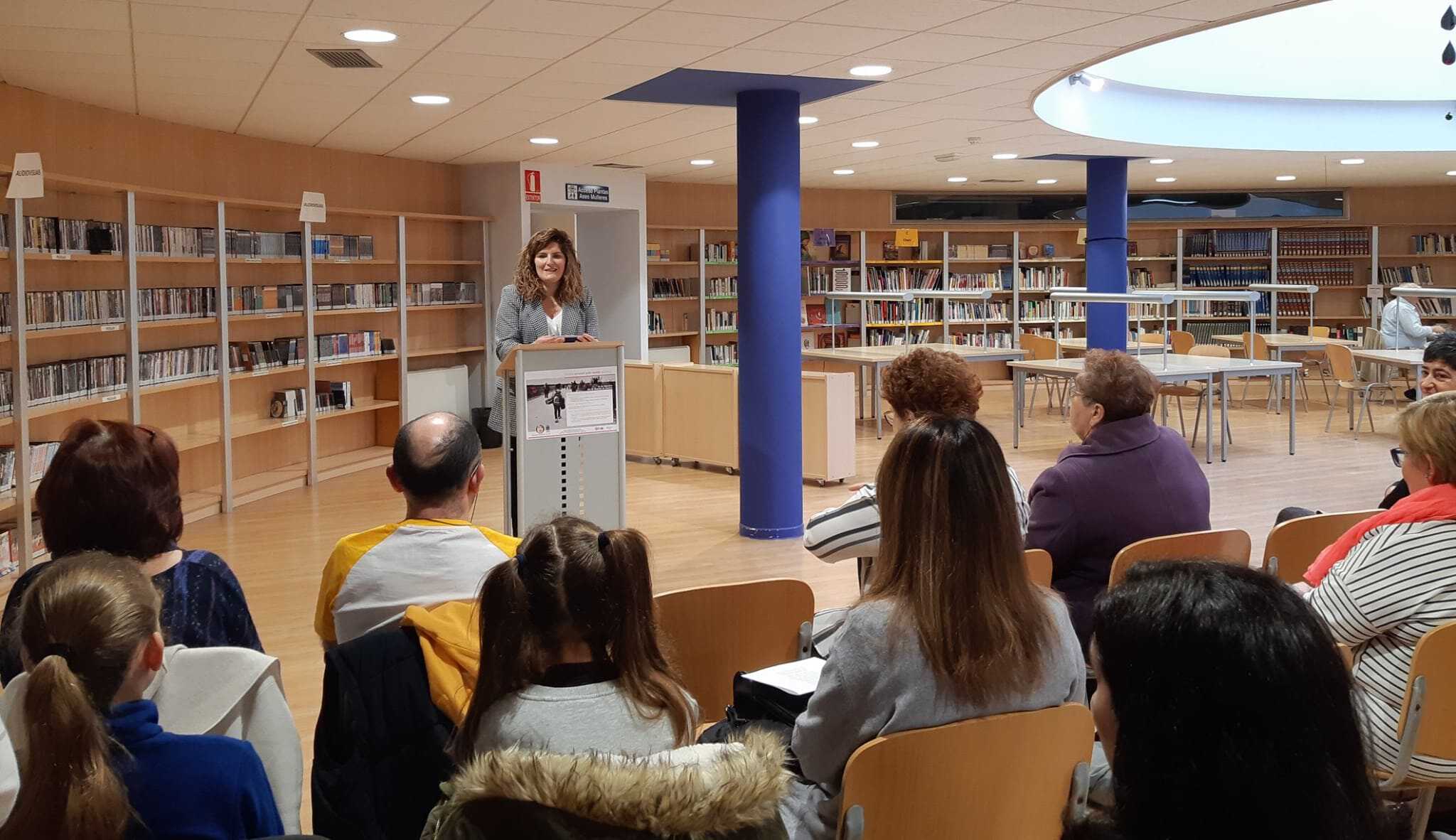 Archivo - Lectura de las obras de Rosalía en la biblioteca municipal