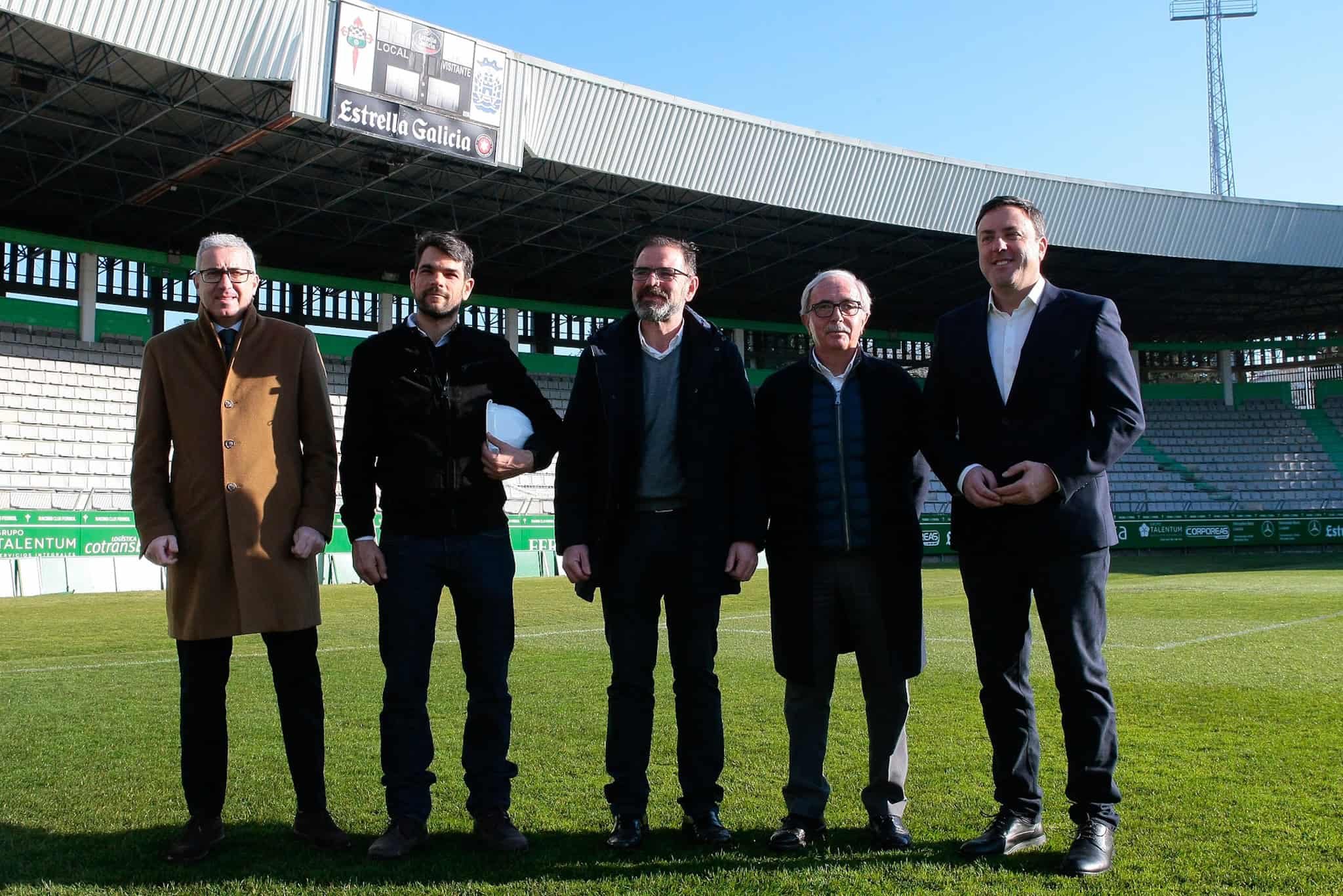 El presidente supervisó con el alcalde de Ferrol y el presidente del Racing el avance de las obras de rehabilitación de la grada norte del estadio de la Malata en las que Diputación y Ayuntamiento de Ferrol invierten 610.000 euros