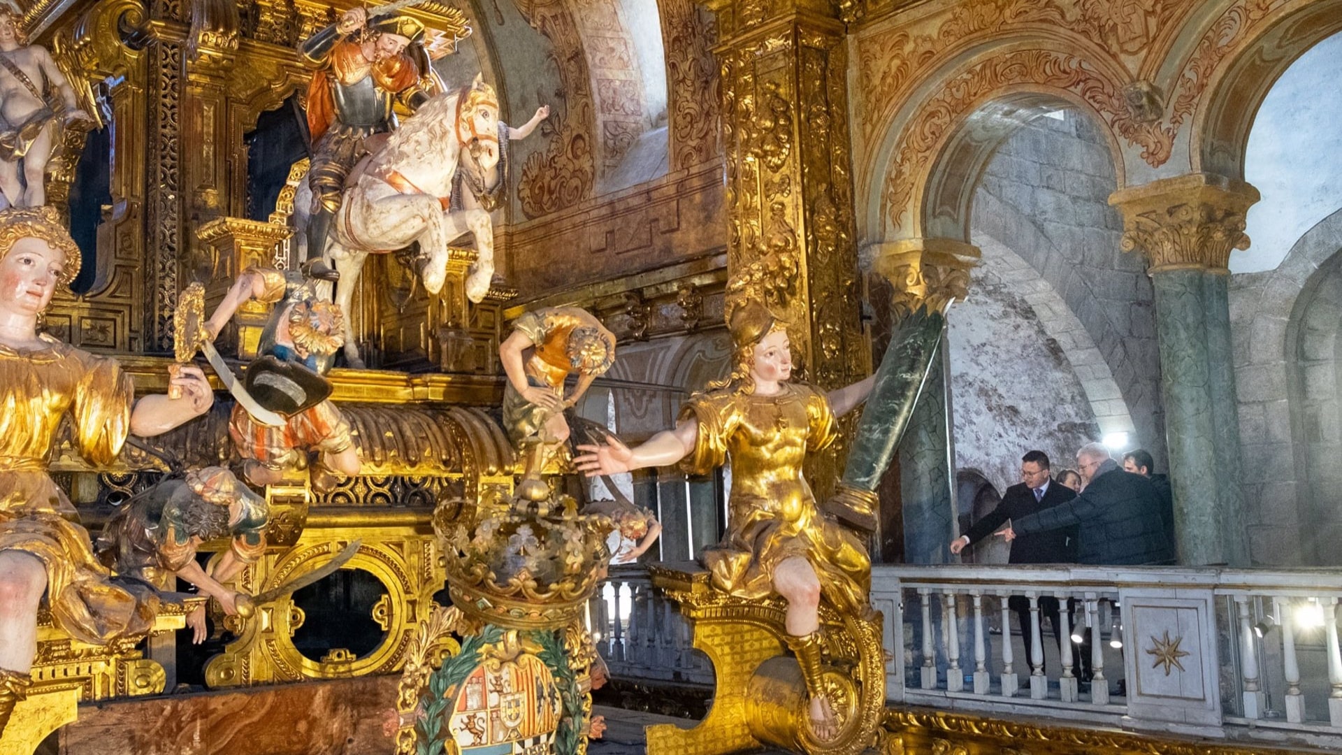La visita al baldaquino de la Catedral de Santiago | CEDIDA