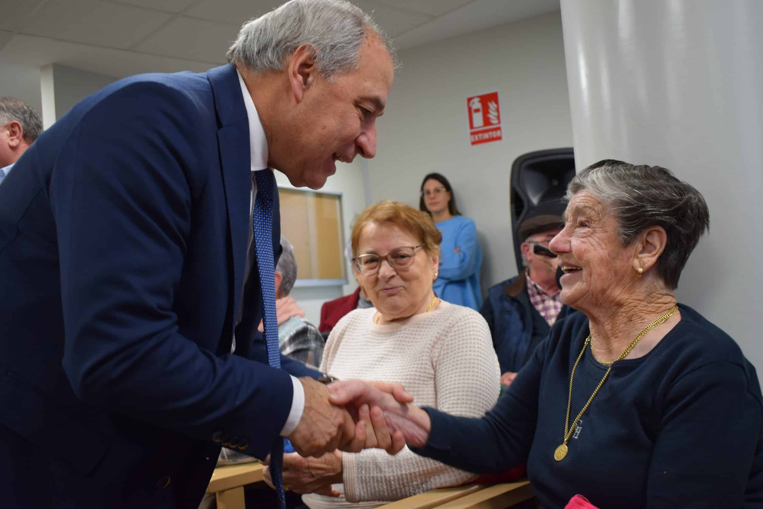 José Tomé durante unha das visitas aos centros de maiores
