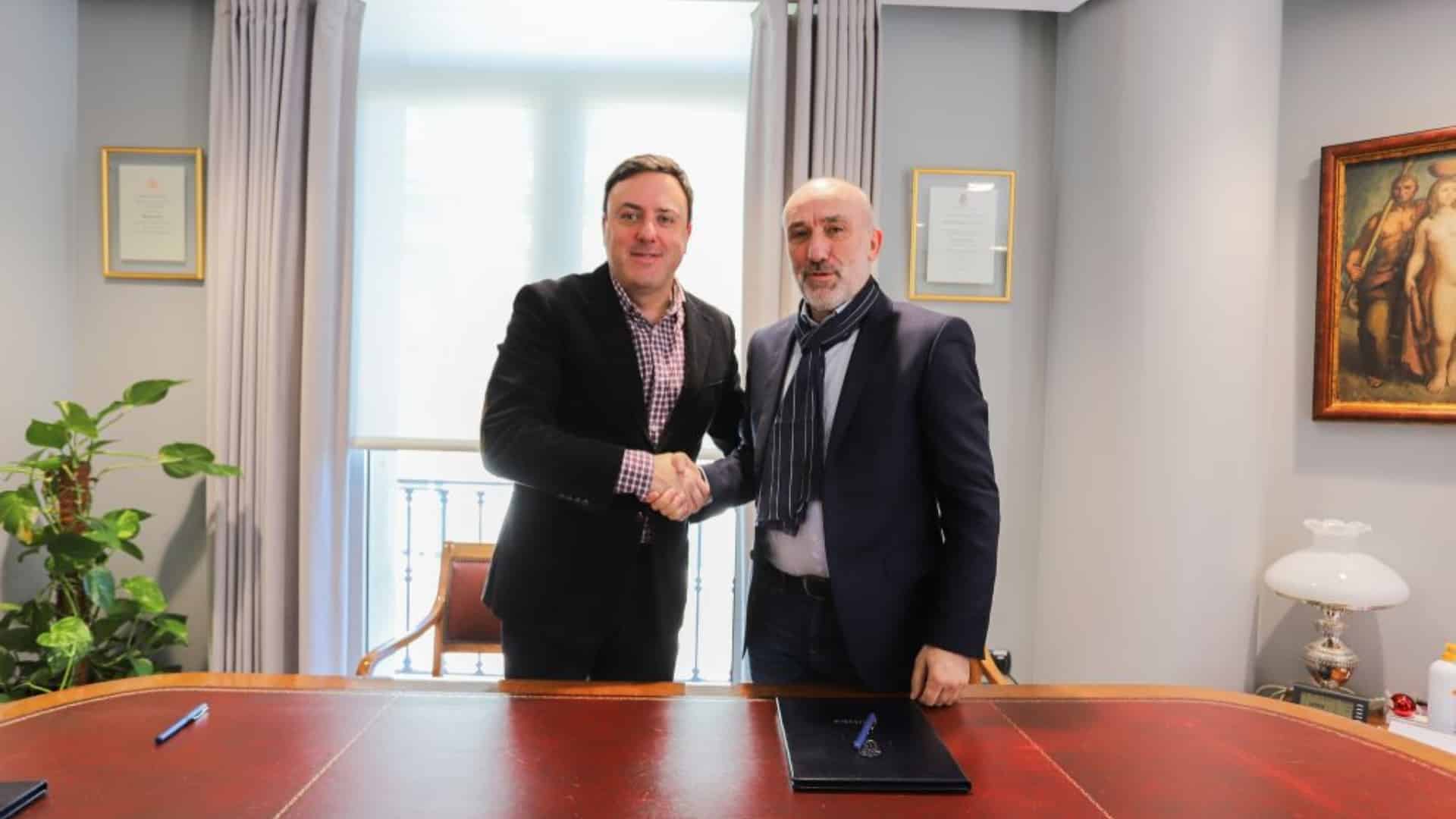 El alcalde de Fisterra, José Marcote, y el presidente de la Deputación da Coruña, Valentín González Formoso | DEPUTACIÓN DA CORUÑA