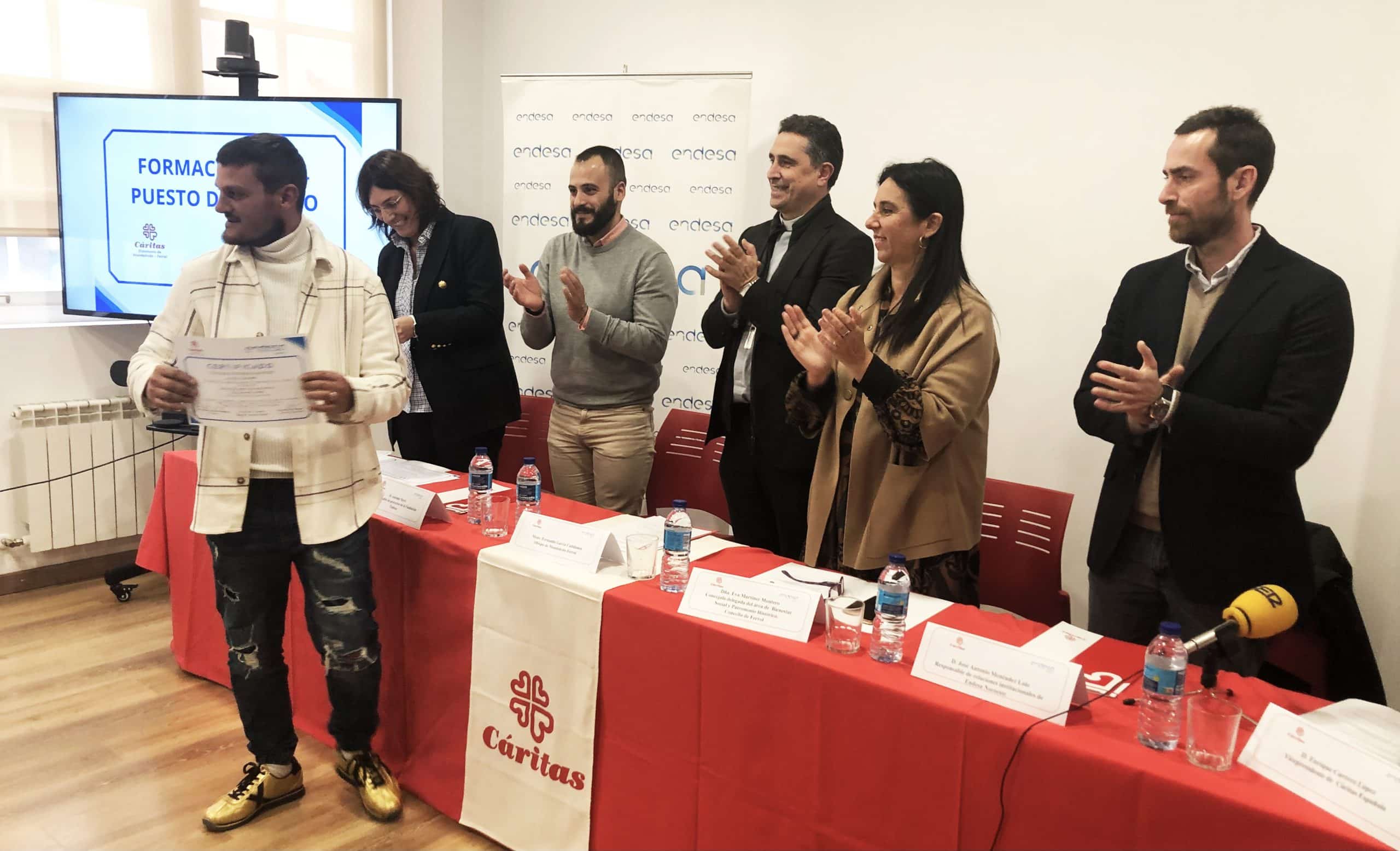 Entrega de diplomas a los usuarios del curso