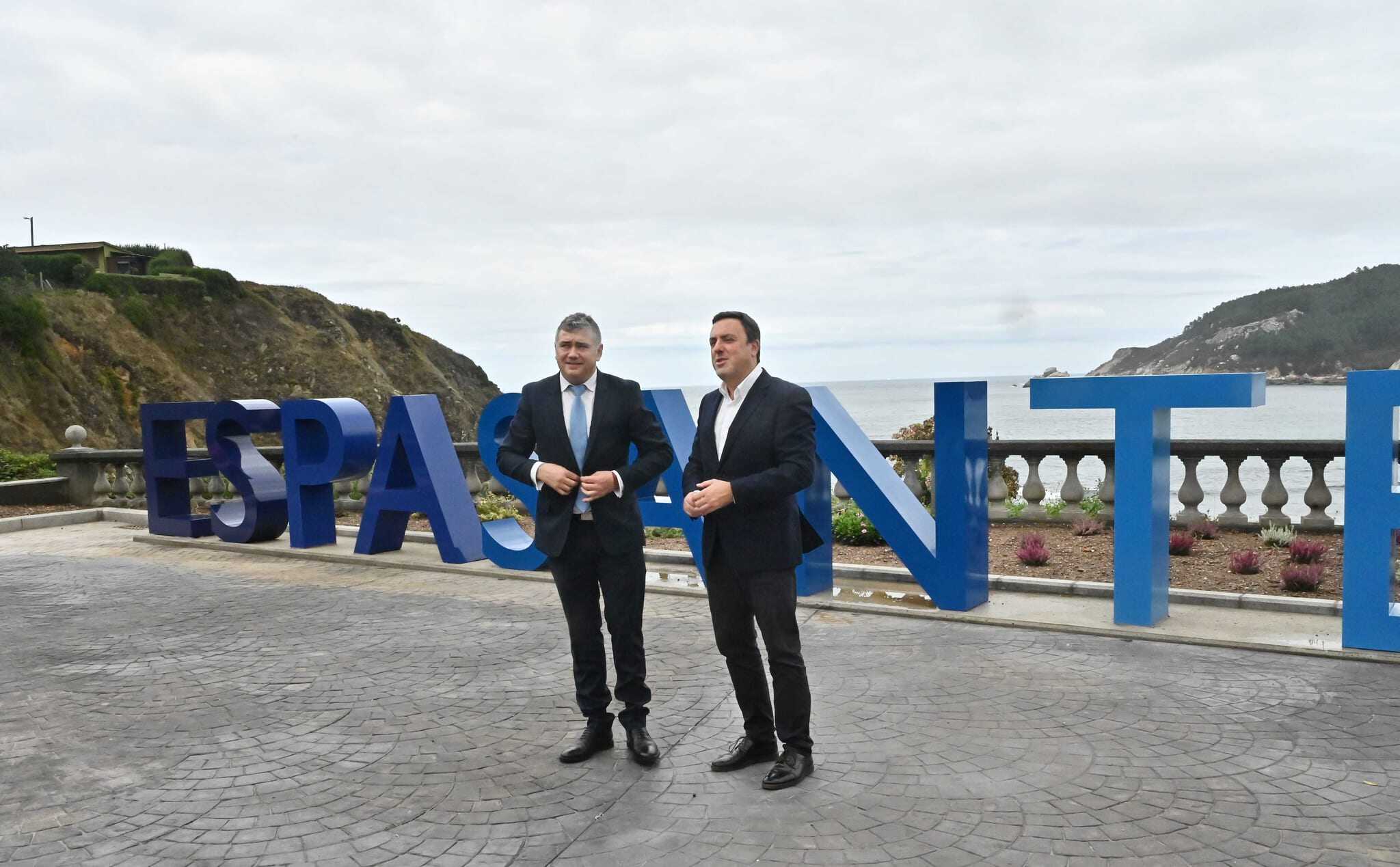 Juan Penabad y Valentín González, en una reciente visita a Ortigueira del presidente provincial