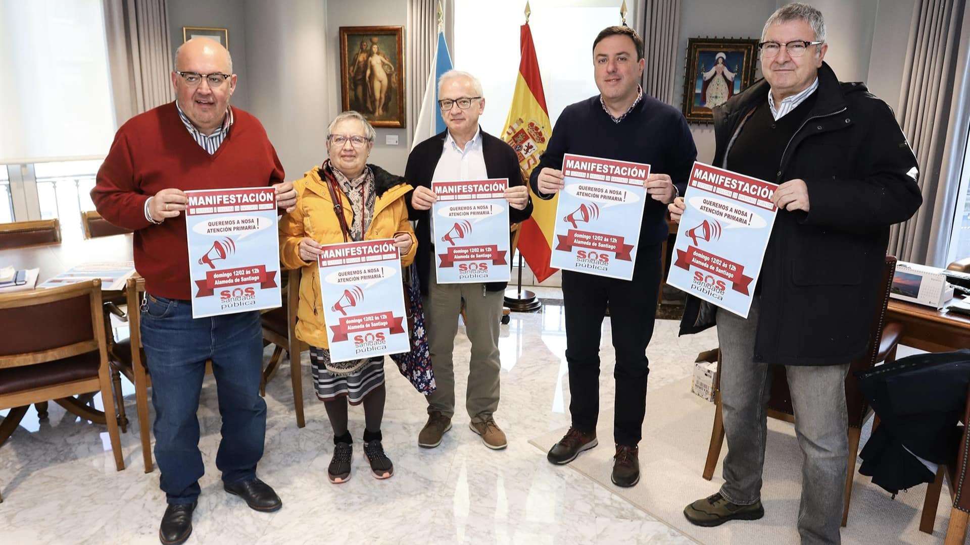 El presidente de la Diputación de A Coruña, Valentín González Formoso, y miembros de la Plataforma SOS Sanidade Pública | DEPUTACIÓN DA CORUÑA