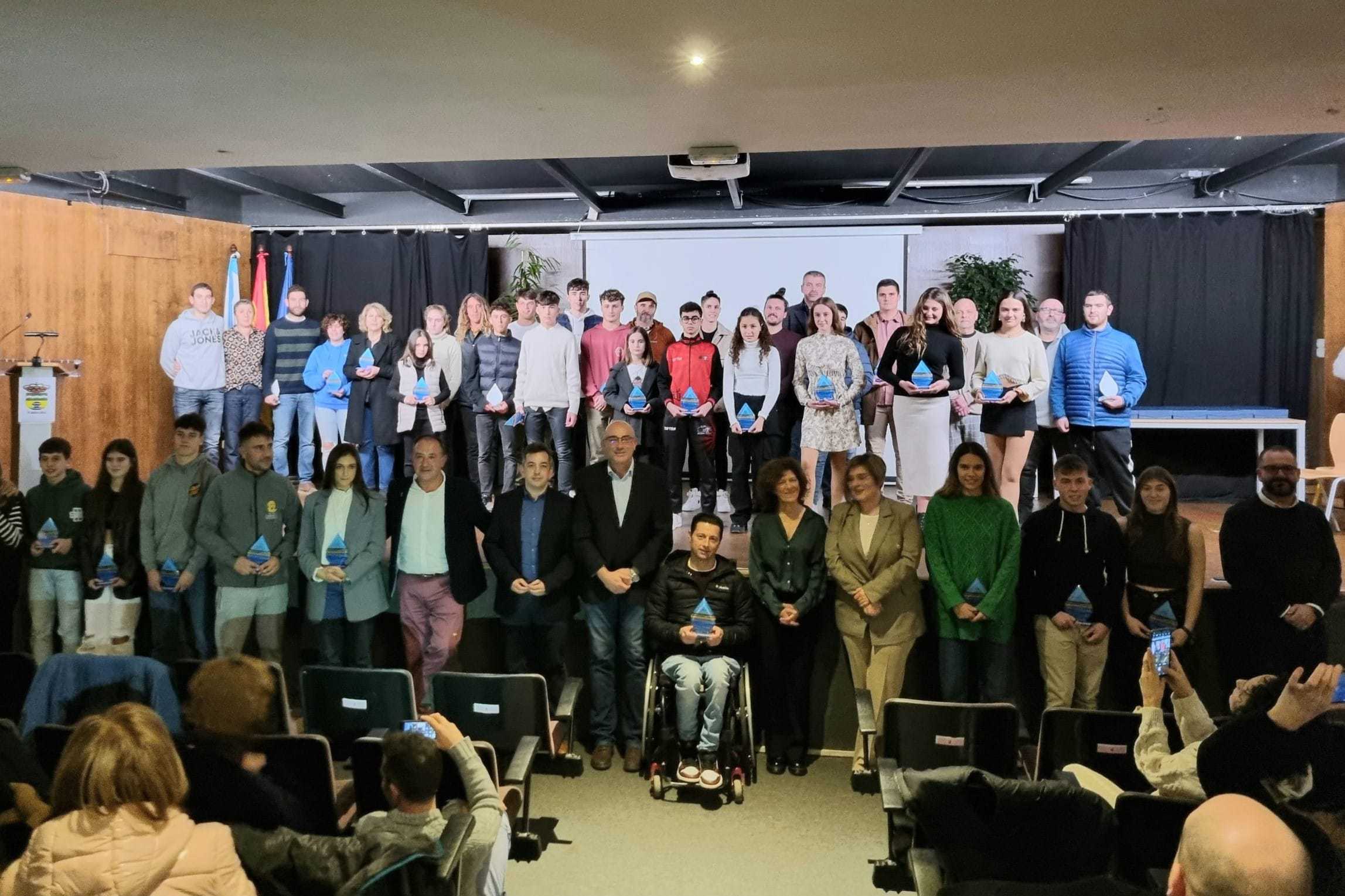 Archivo - Foto de familia de los anteriores galardonados