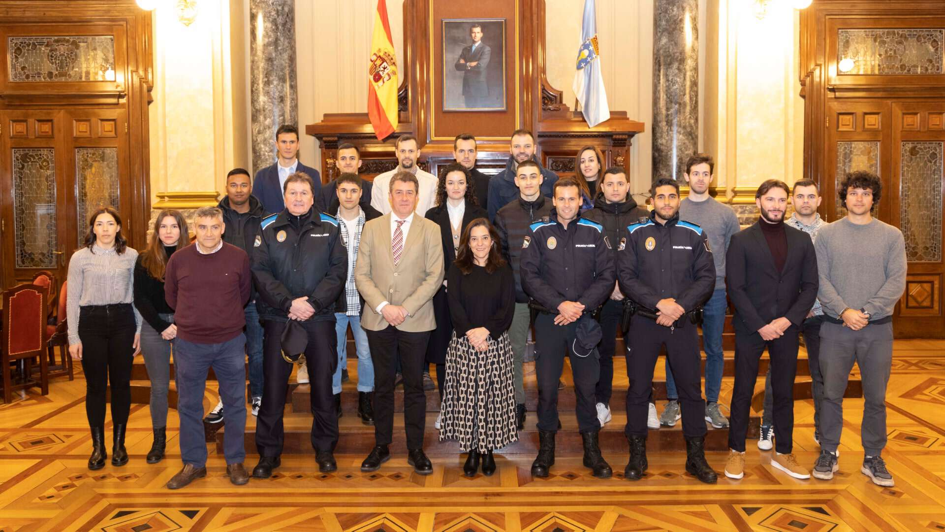 Archivo - La alcaldesa, Inés Rey, recibe a los nuevos agentes de la Policía Local | CONCELLO DA CORUÑA