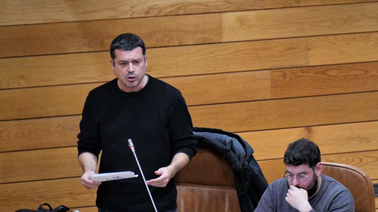El diputado Mon Fernández durante su intervención en el pleno del Parlamento gallego