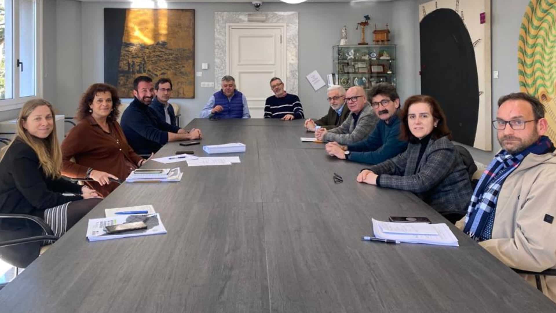 La reunión en la Deputación da Coruña de los alcaldes de Carnota, Dumbría, Santa Comba, Zas y Mazaricos | CEDIDA