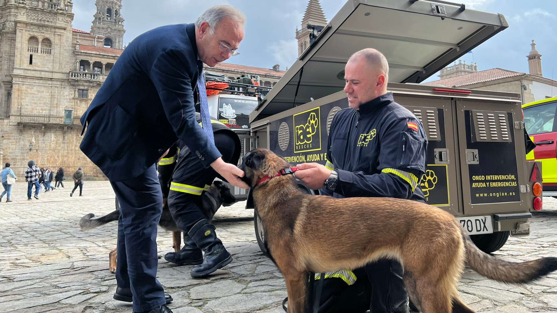 El alcalde, Xosé Sánchez Bugallo, junto a un perro de rescate de supervivientes | CONCELLO DE SANTIAGO