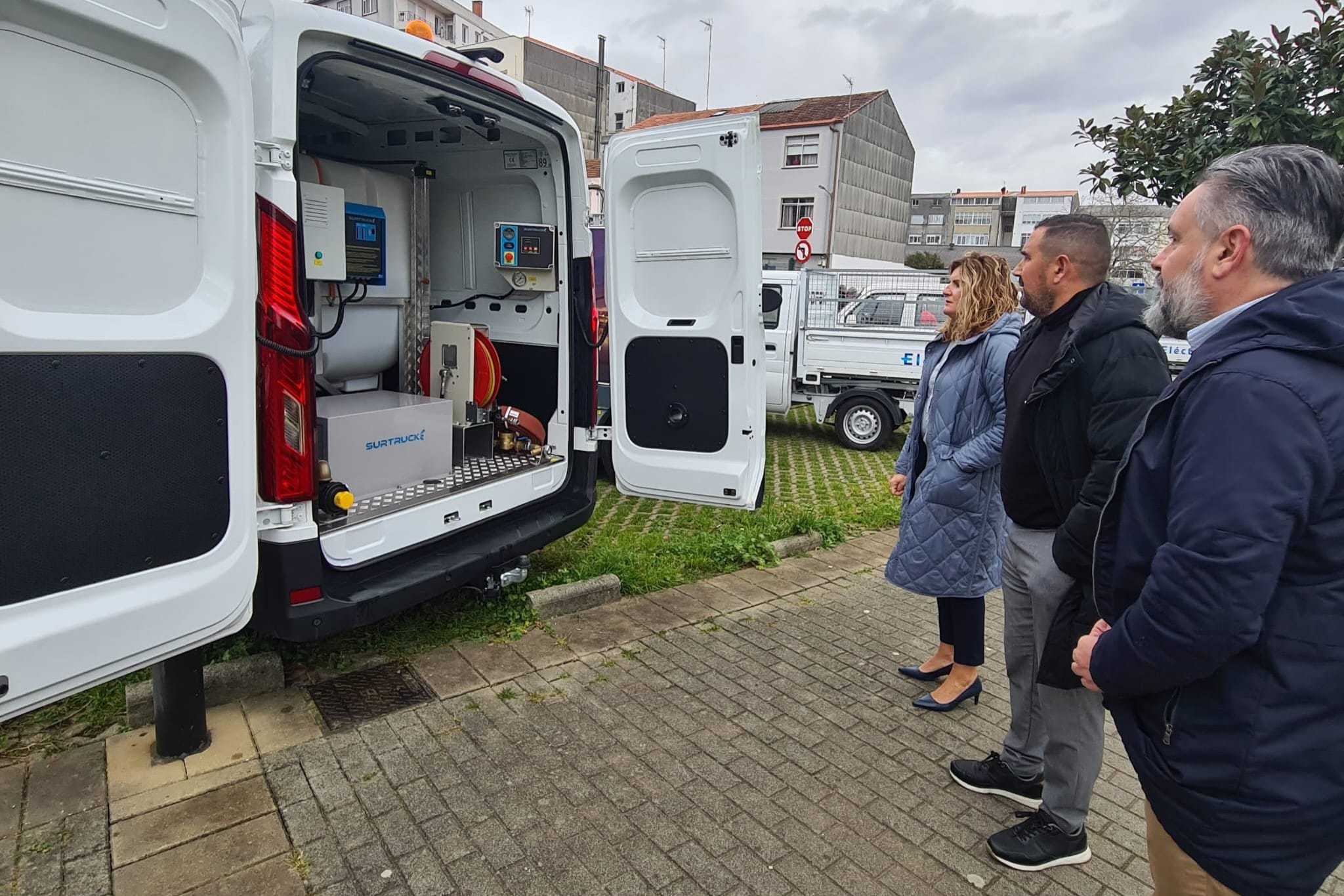 La alcaldesa, Marián Ferreiro, se desplazó a Freixeiro con el edil de Servicios, Ibán Santalla, para ver la última incorporación, una furgoneta que lleva incorporada una máquina a presión con agua caliente para limpieza de graffitis y otros equipamientos