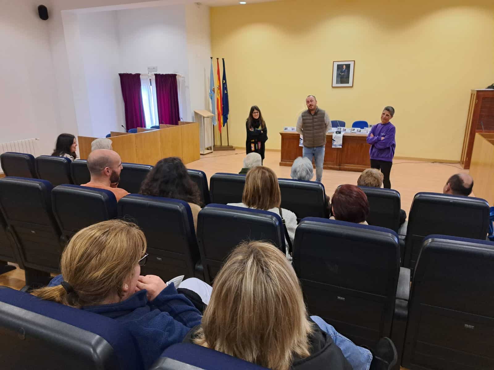 El alcalde, Carlos Ladra; la concejala de servicios sociales, Diana Rodríguez; y la trabajadora social, Iria Fandiño