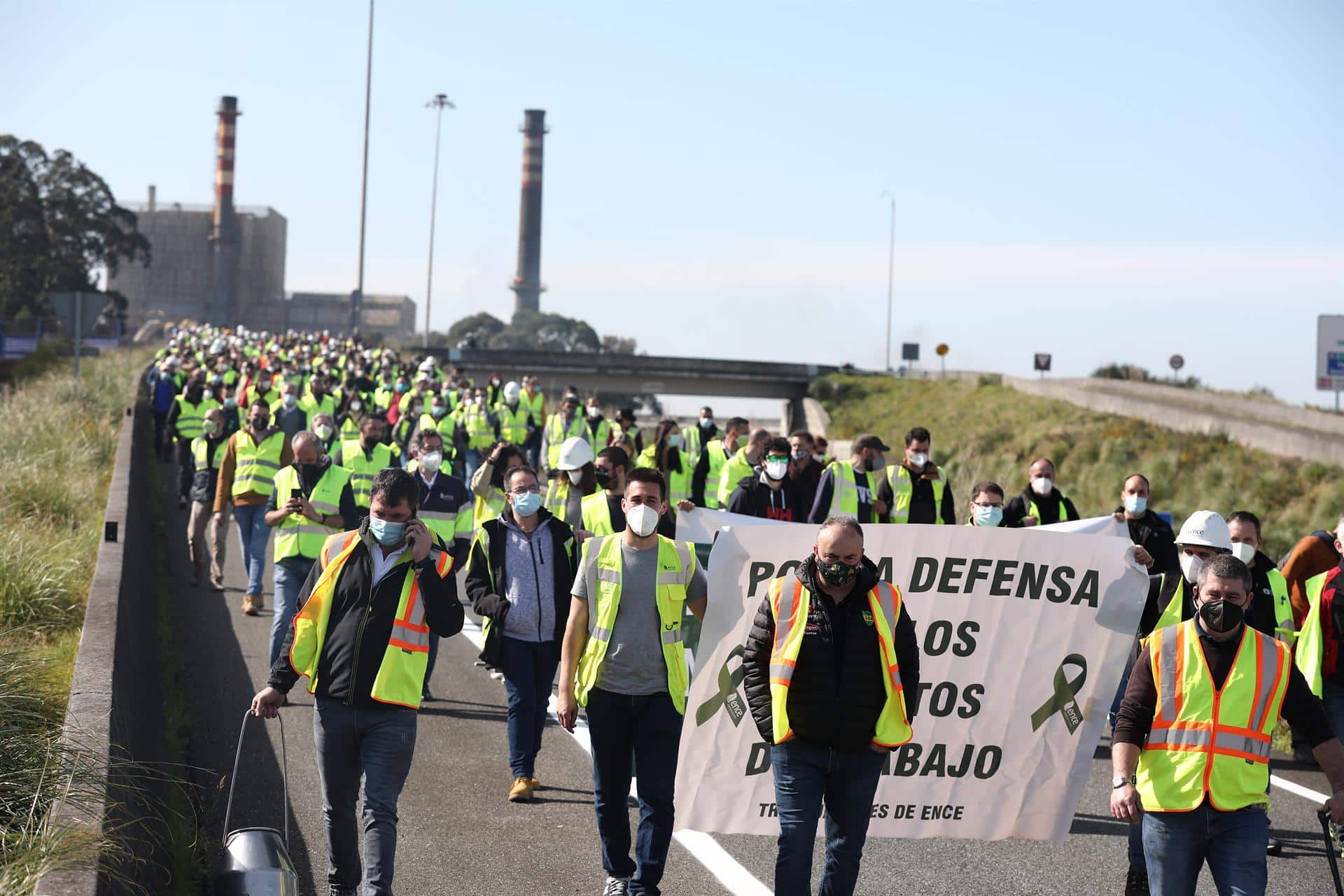 Archivo - Decenas de trabajadores de la fábrica de Ence se manifiestan por el cierre de la fábrica, en Lourizán
