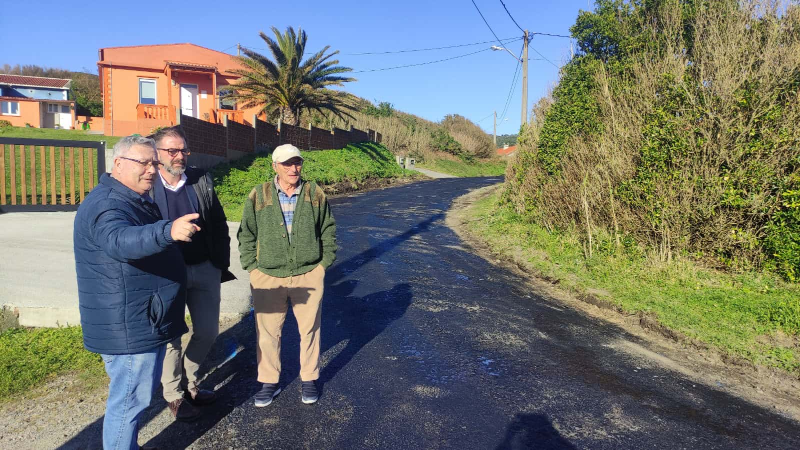 Visita del alcalde a la zona de actuación de los últimos aglomerados en viales de Covas