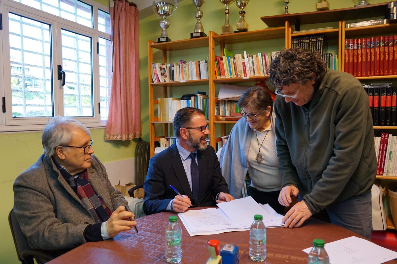 El alcalde de Ferrol, Ángel Mato, durante la reunión con los vecinos de la parroquia