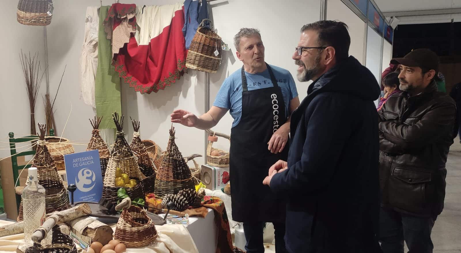 Mato y Costoya durante la visita al mercado de artesanía