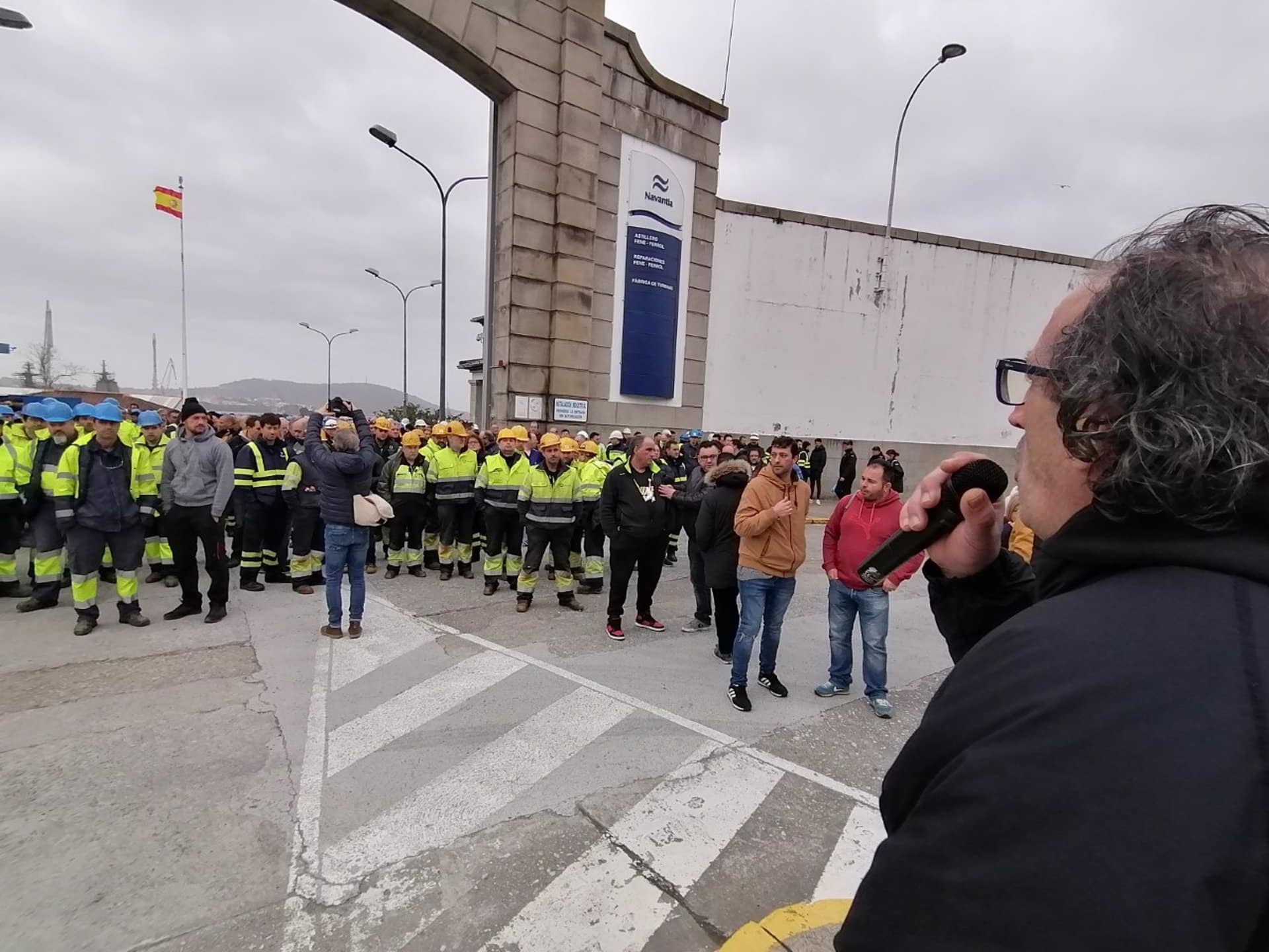 El presidente del comité de empresa de Navantia Ferrol, Javier Galán, se dirige a los trabajadores en la puerta del astillero de Navantia en Ferrol | EP