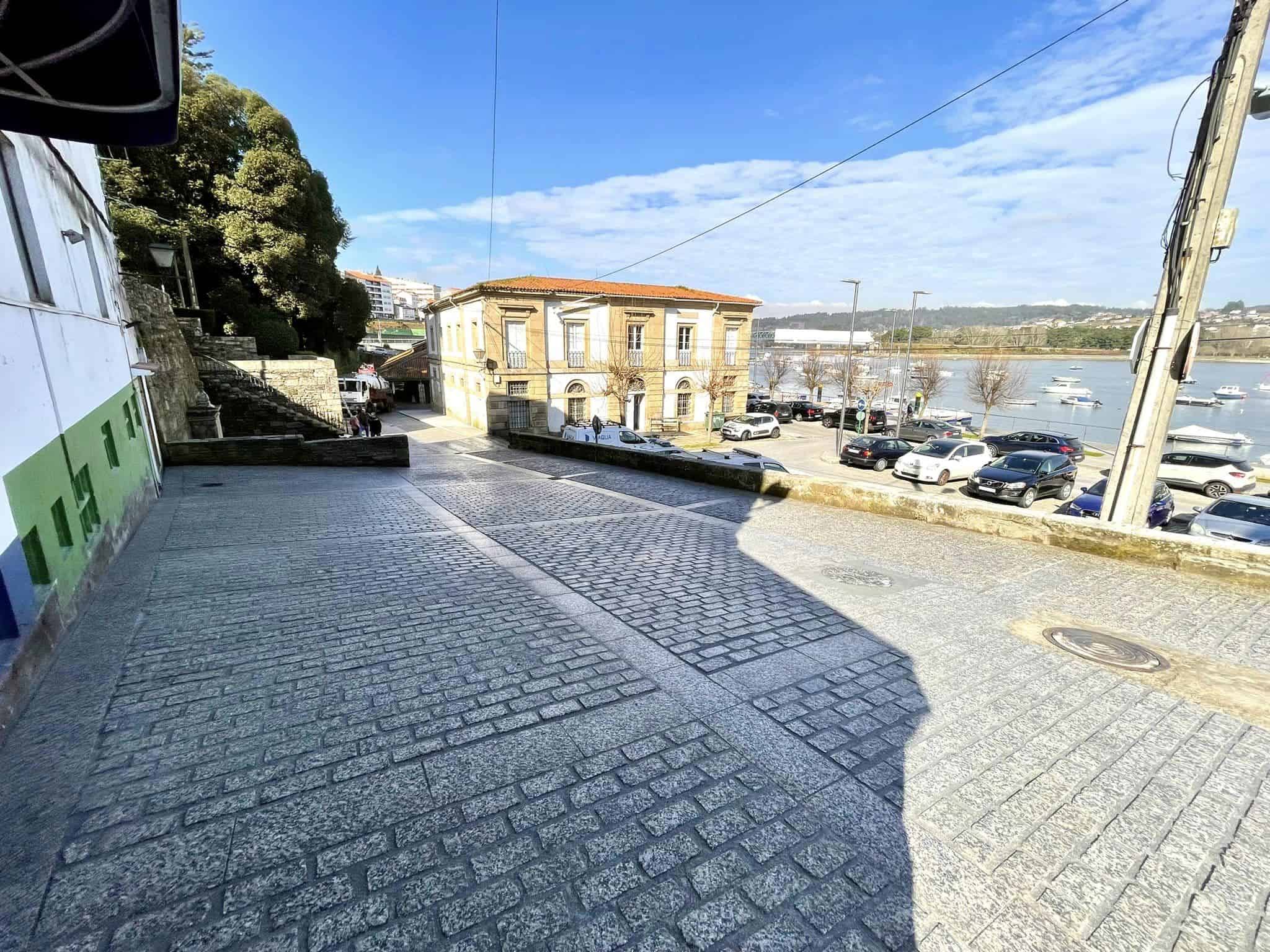 Se sustituyó el pavimento de hormigón por adoquín y baldosa de granito