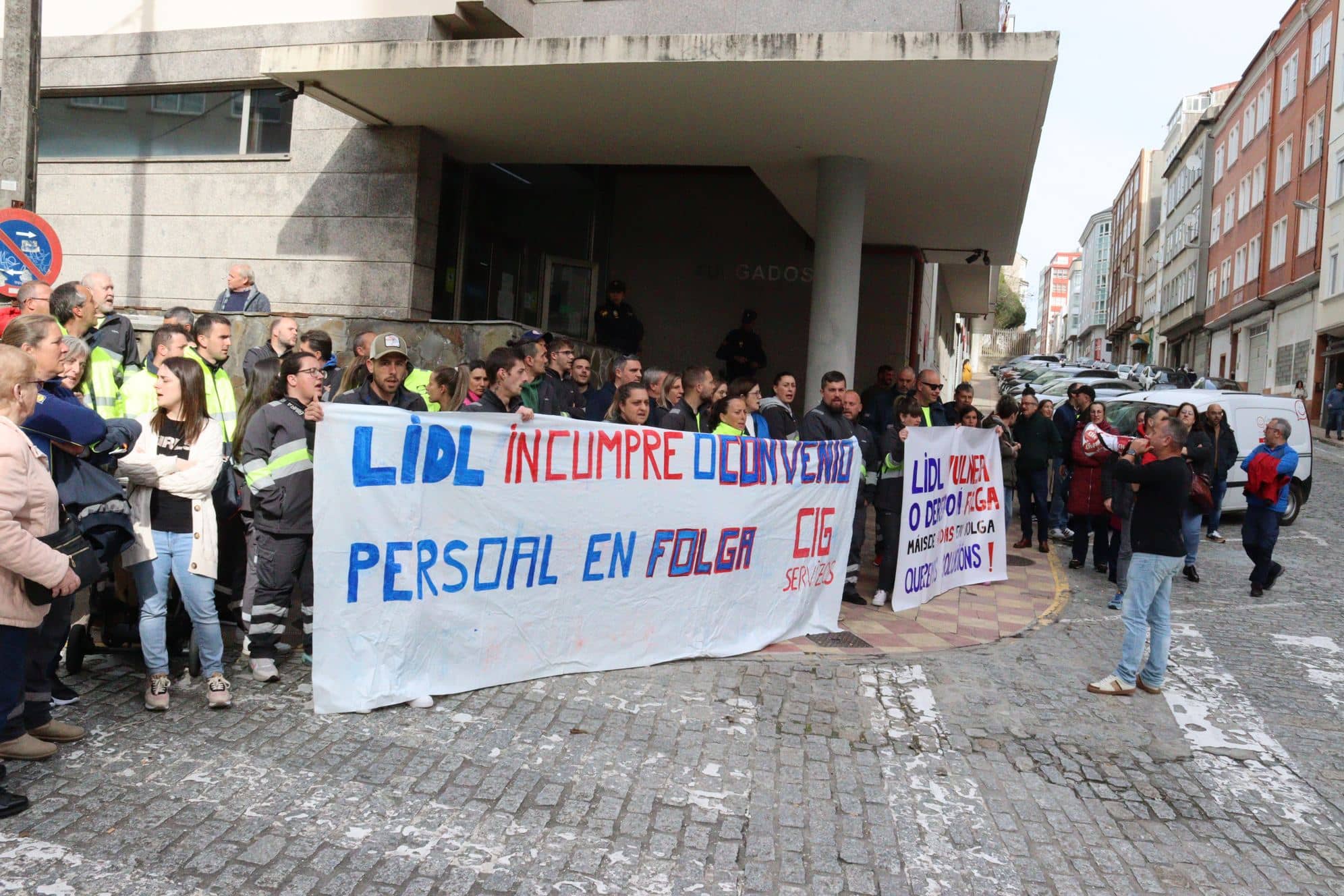 Trabajadores de Lidl a las puertas de los juzgados de Ferrol | CIG