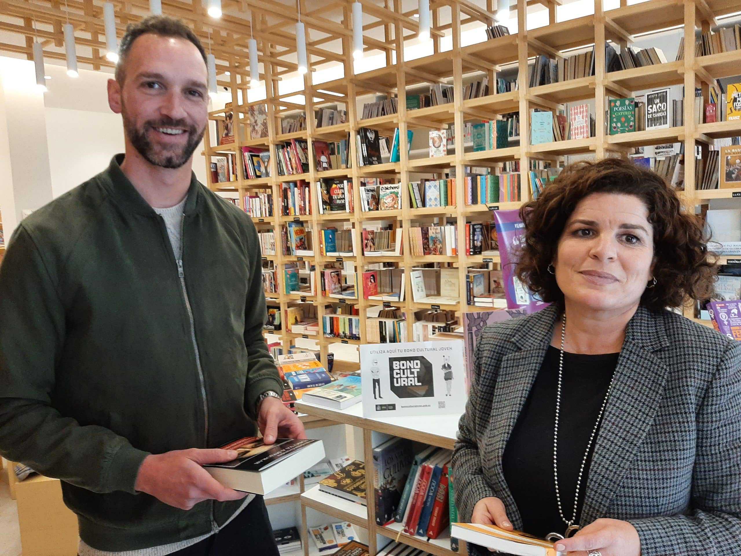 Alberto Justo, propietario de la Central Librera, y María Rivas, subdelegada del Gobierno, esta mañana