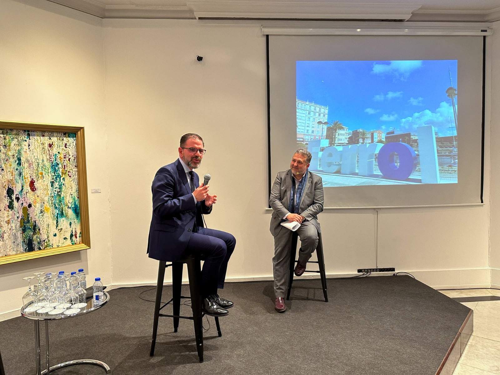 El alcalde ensalzó en la Casa de Galicia de Madrid los eventos turísticos que ofrece Ferrol a lo largo de todo el año y la “enorme personalidad” y “grandes contrastes” de la ciudad