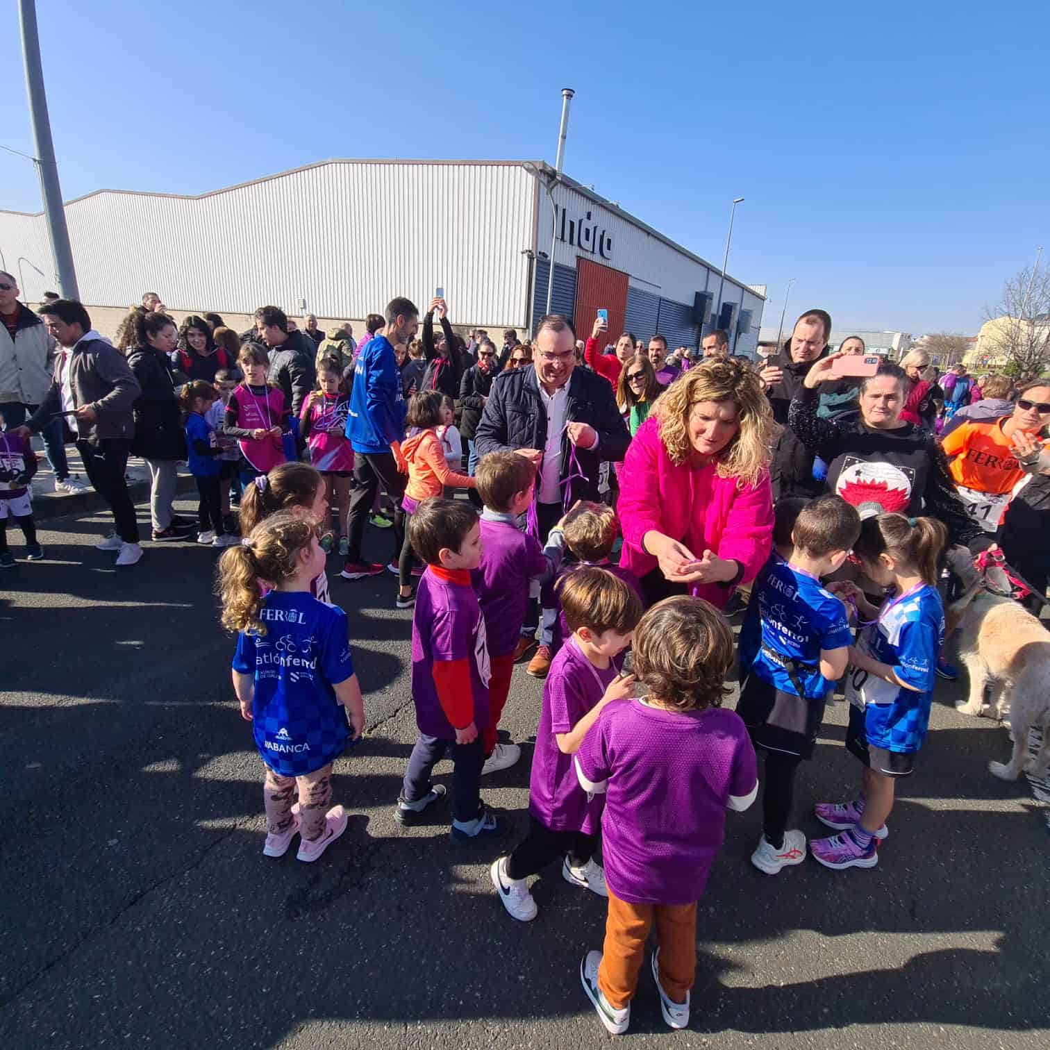 La alcaldesa, Marián Ferreiro, durante la entrega de medallas a los participantes infantiles