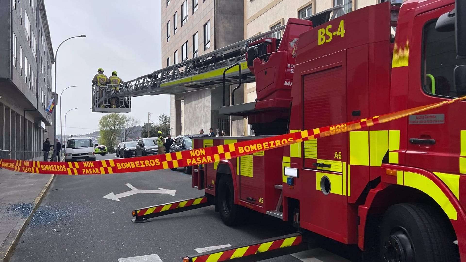 La intervención de los Bomberos de Santaigo en el desprendimiento | EP