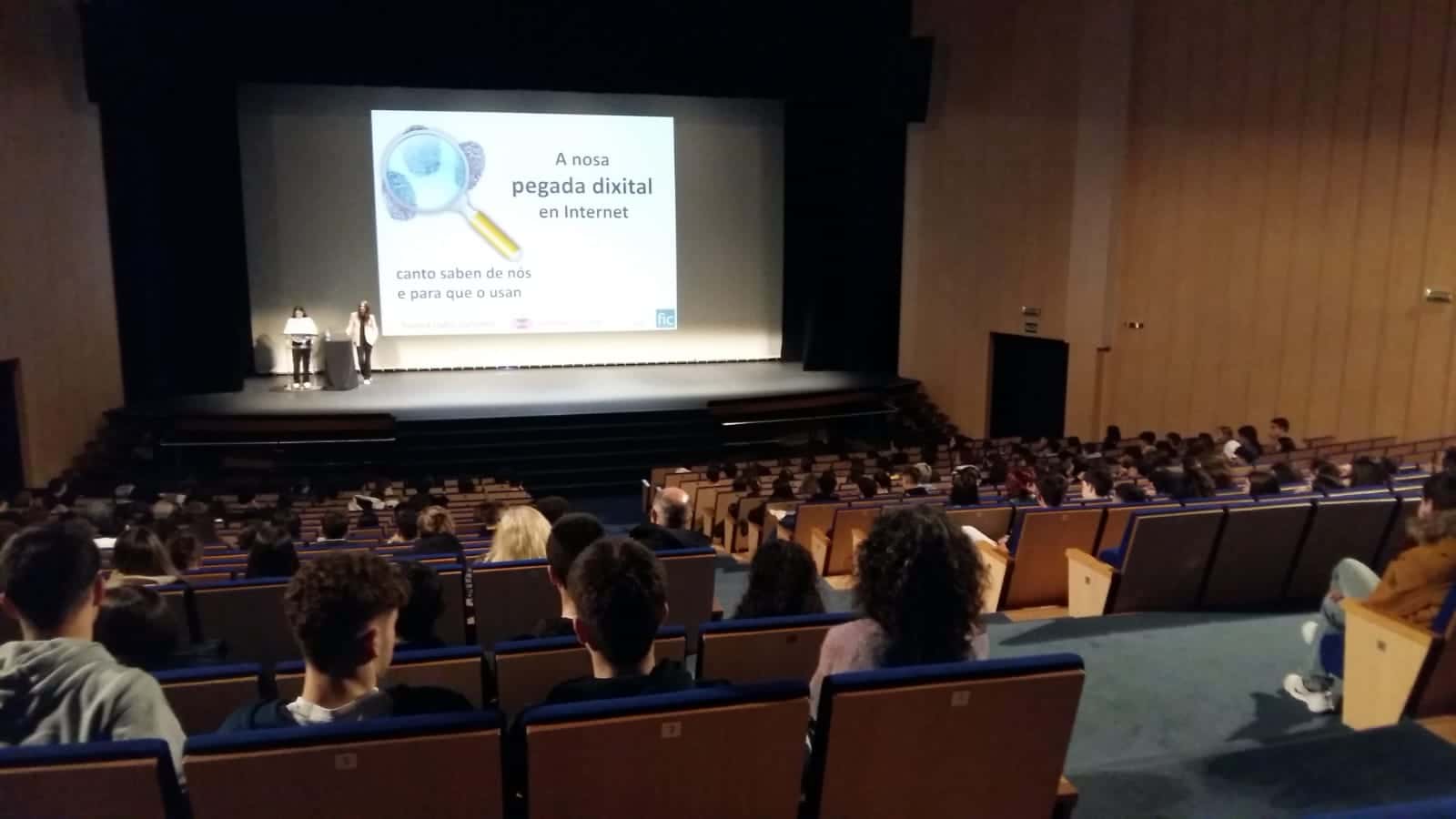 Charla sobre divulgación científica en el Pazo
