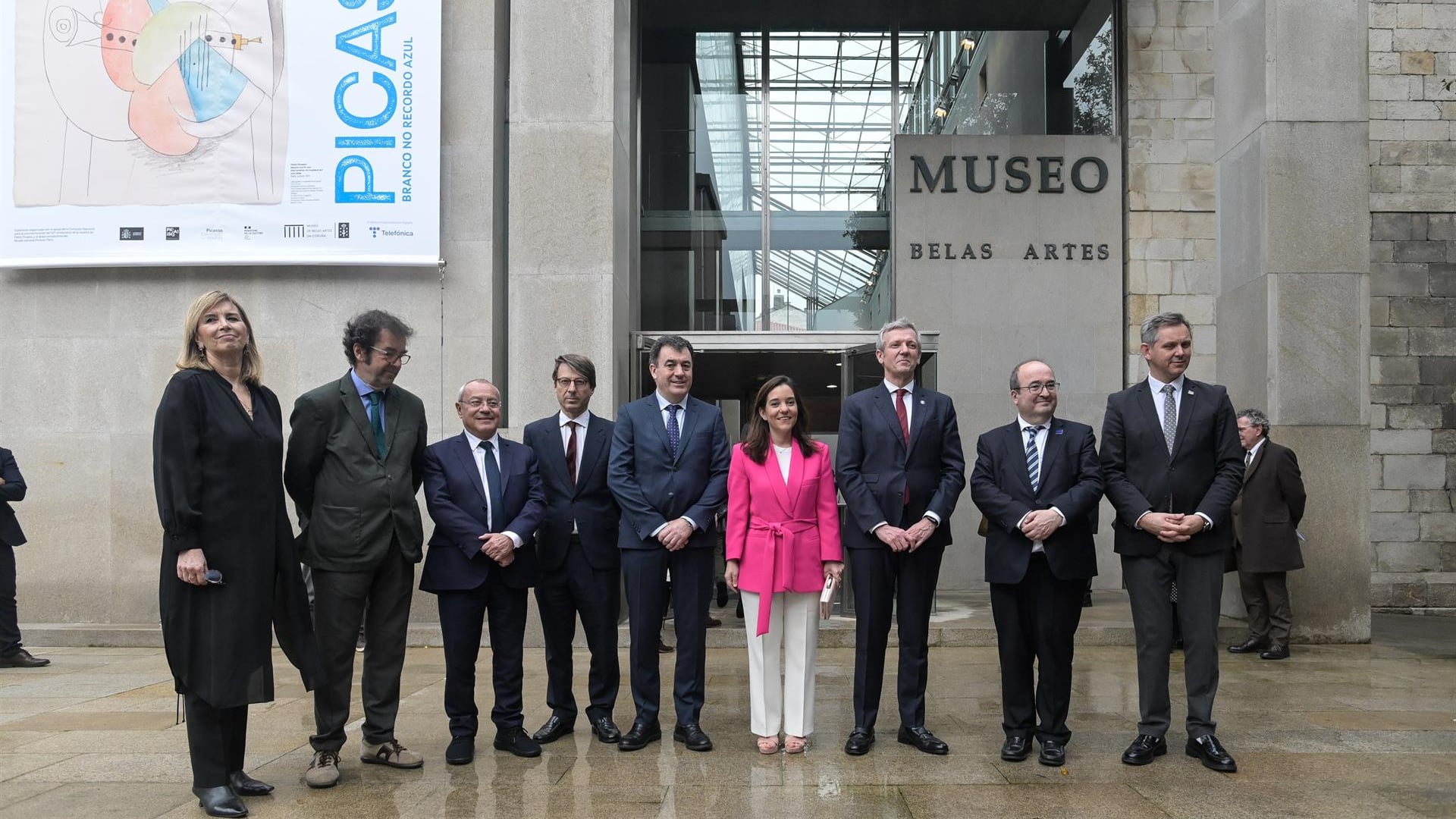 El ministro de Cultura, Miquel Iceta, junto a otras autoridades en la inauguración de la muestra 'Picasso blanco en el recuerdo azul' | EP