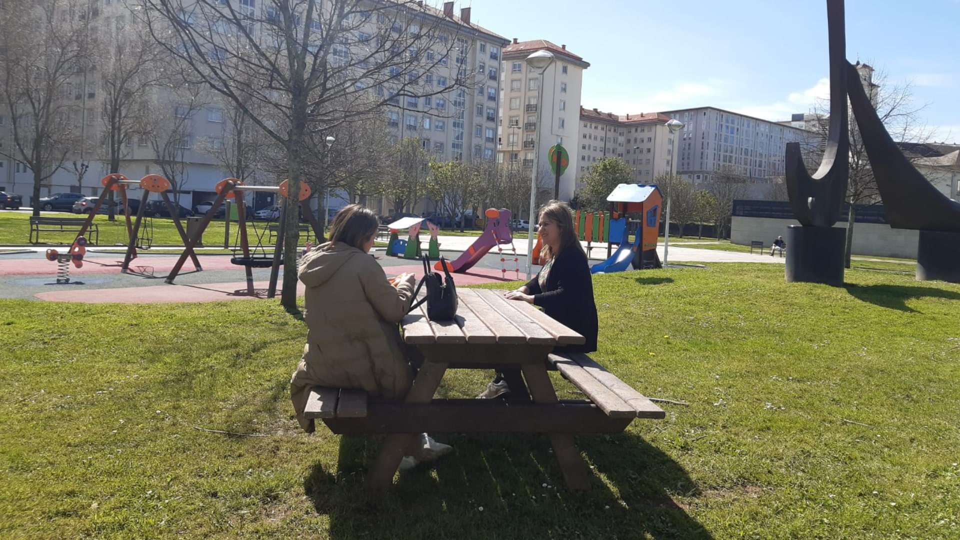 La concelleira, Ana Lamas, visitando las mesas de picnic en el parque de Pablo Iglesias, en Esteiro | CONCELLO DE FERROL
