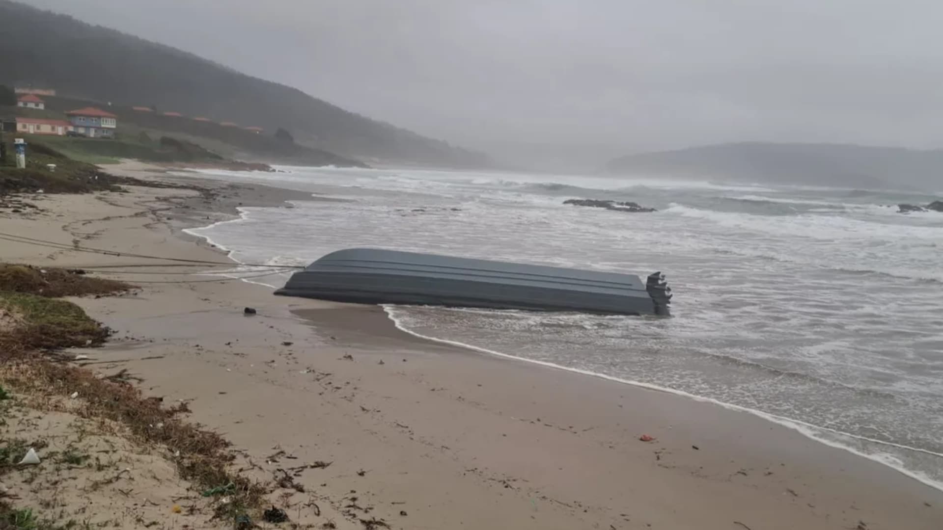La planeadora varada en la playa de Nemiña, en Muxía | CEDIDA